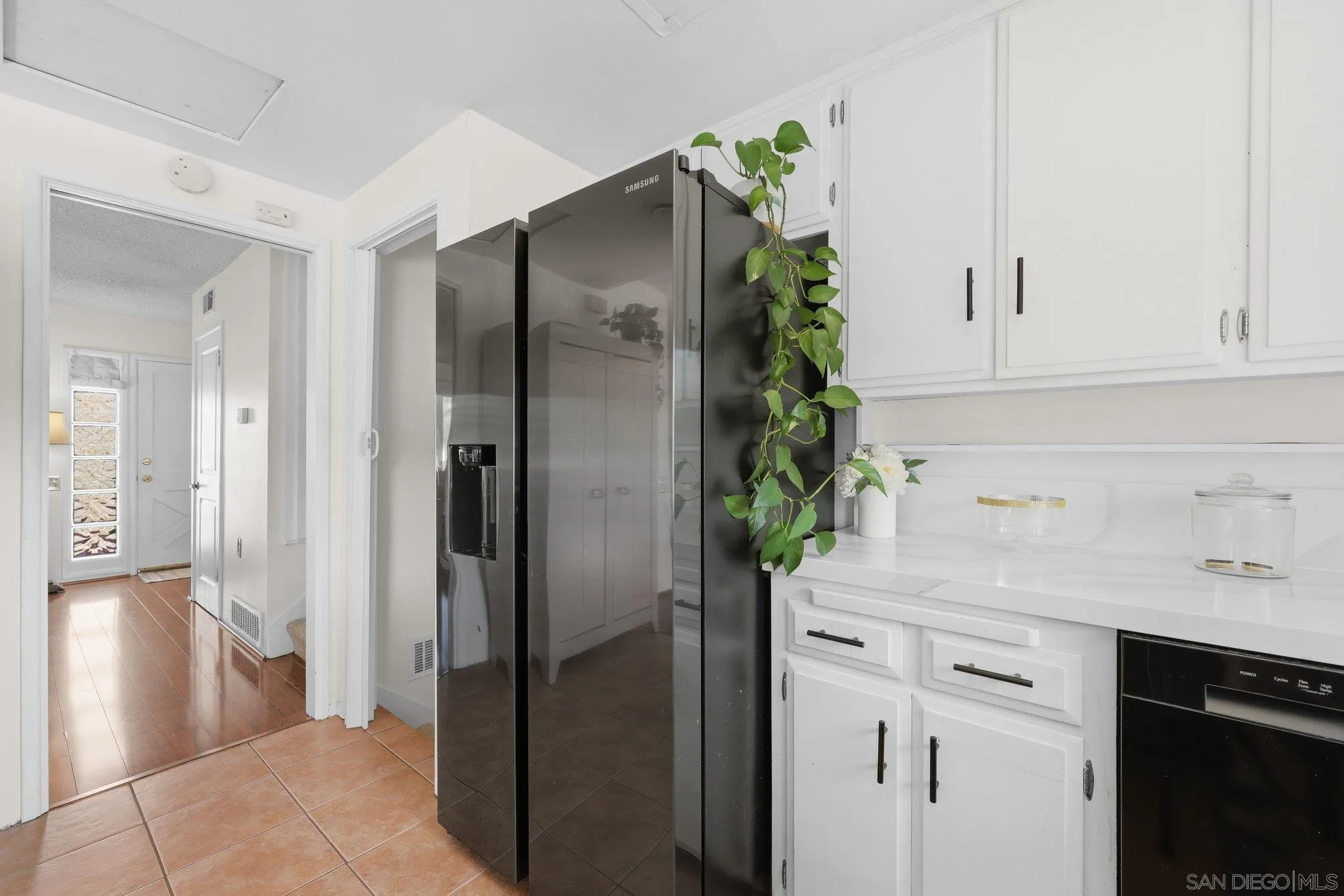 https://cdn.realtyfeed.com/cdn/127/260012372/38700392bb6105a79ee8351a9e9f9479.webp