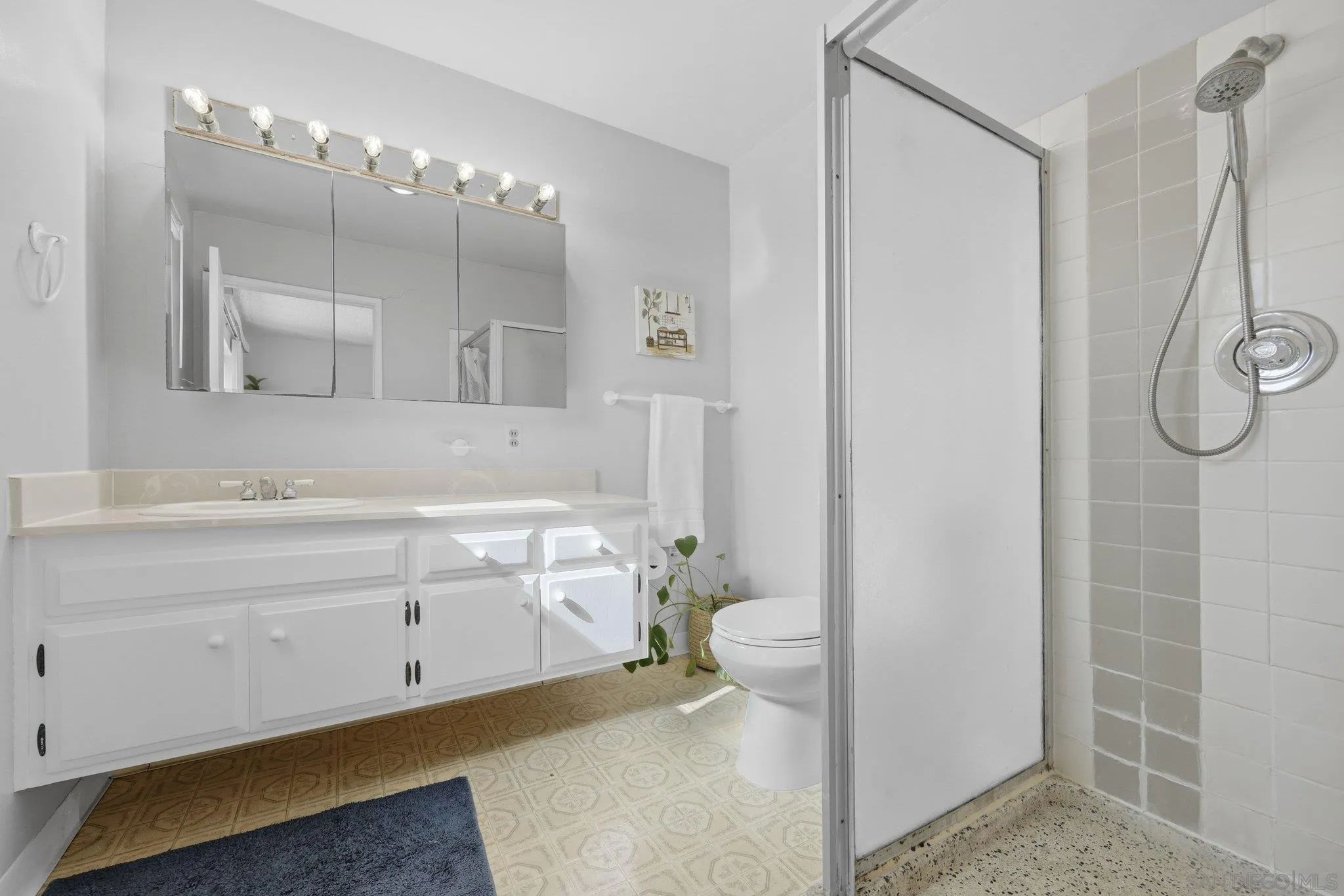 https://cdn.realtyfeed.com/cdn/127/260012372/afd5b2db3bc932d017299bf67a6e86f0.webp
