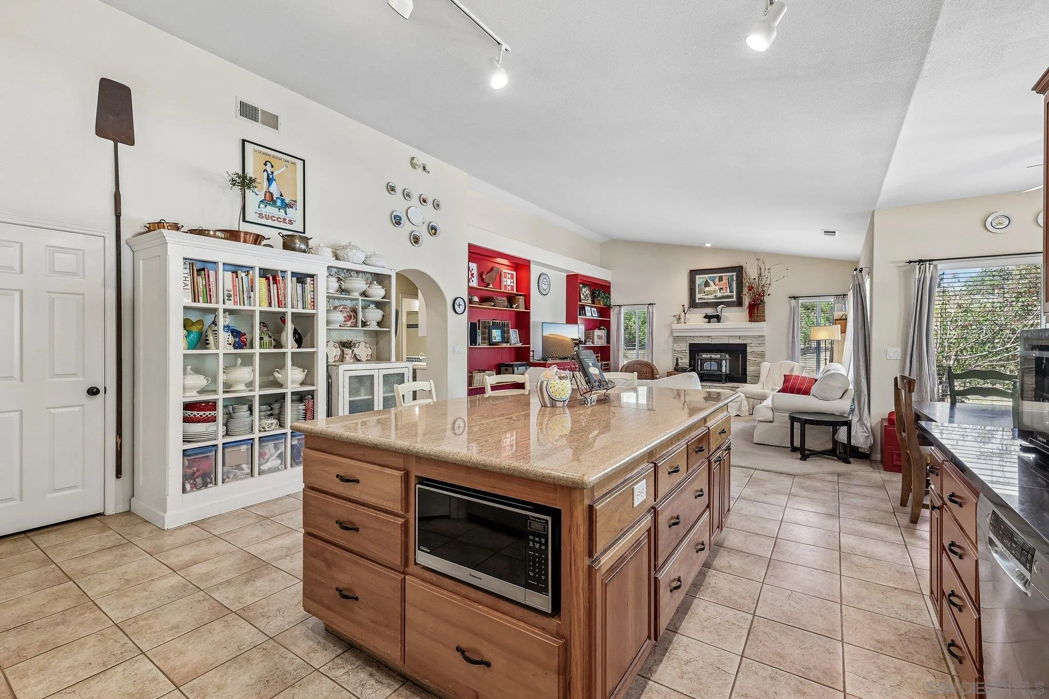 https://cdn.realtyfeed.com/cdn/127/260012373/2fca1e5b3c4c2d29f6058dd12c197eb0.webp