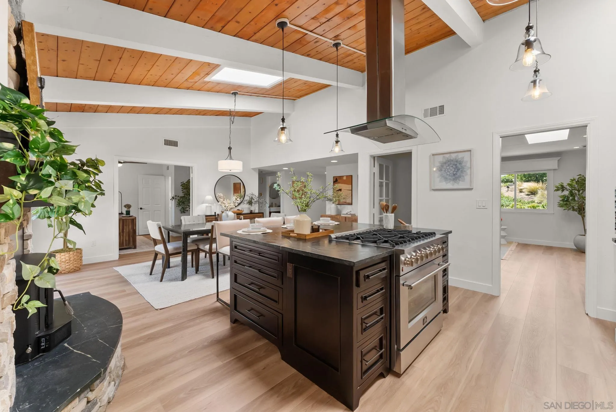 https://cdn.realtyfeed.com/cdn/127/260012378/86f0ce2718a9e076214ffeff485d4782.webp