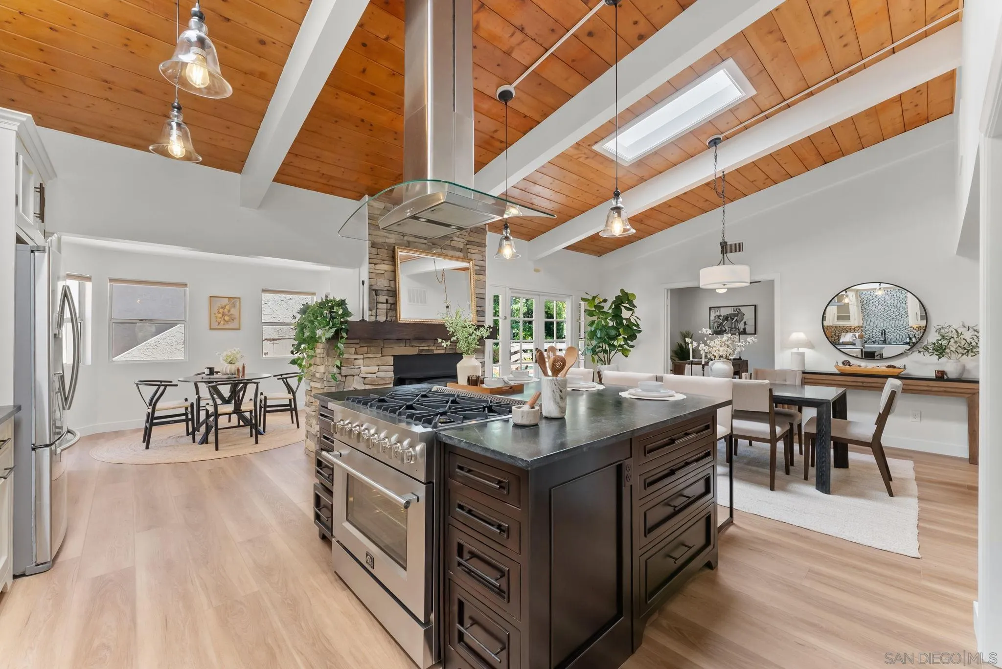 https://cdn.realtyfeed.com/cdn/127/260012378/a899f14f741f458032675a064be7c16c.webp
