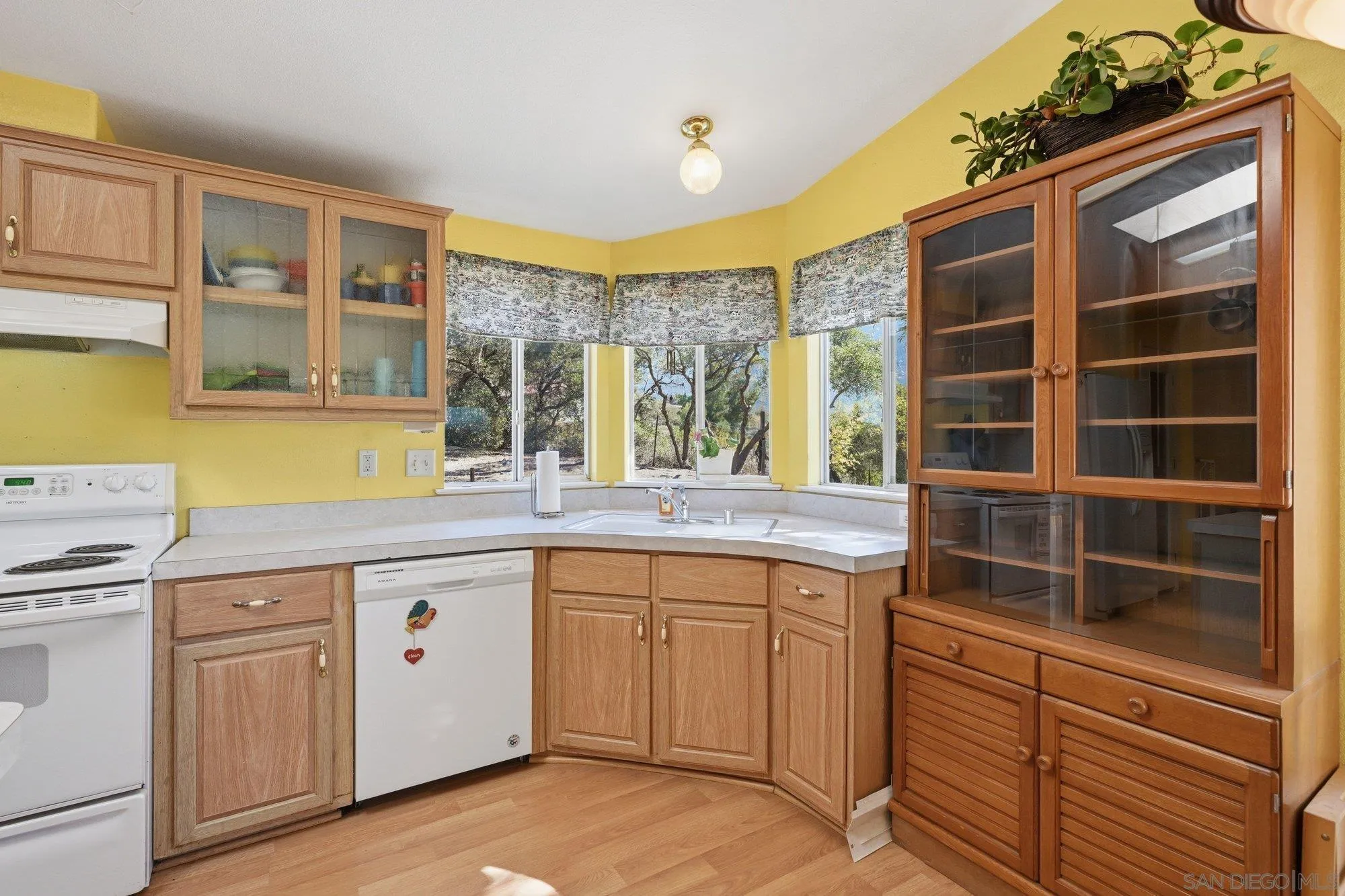 https://cdn.realtyfeed.com/cdn/127/260012388/0829a783f7913adedeac2abf6197451d.webp