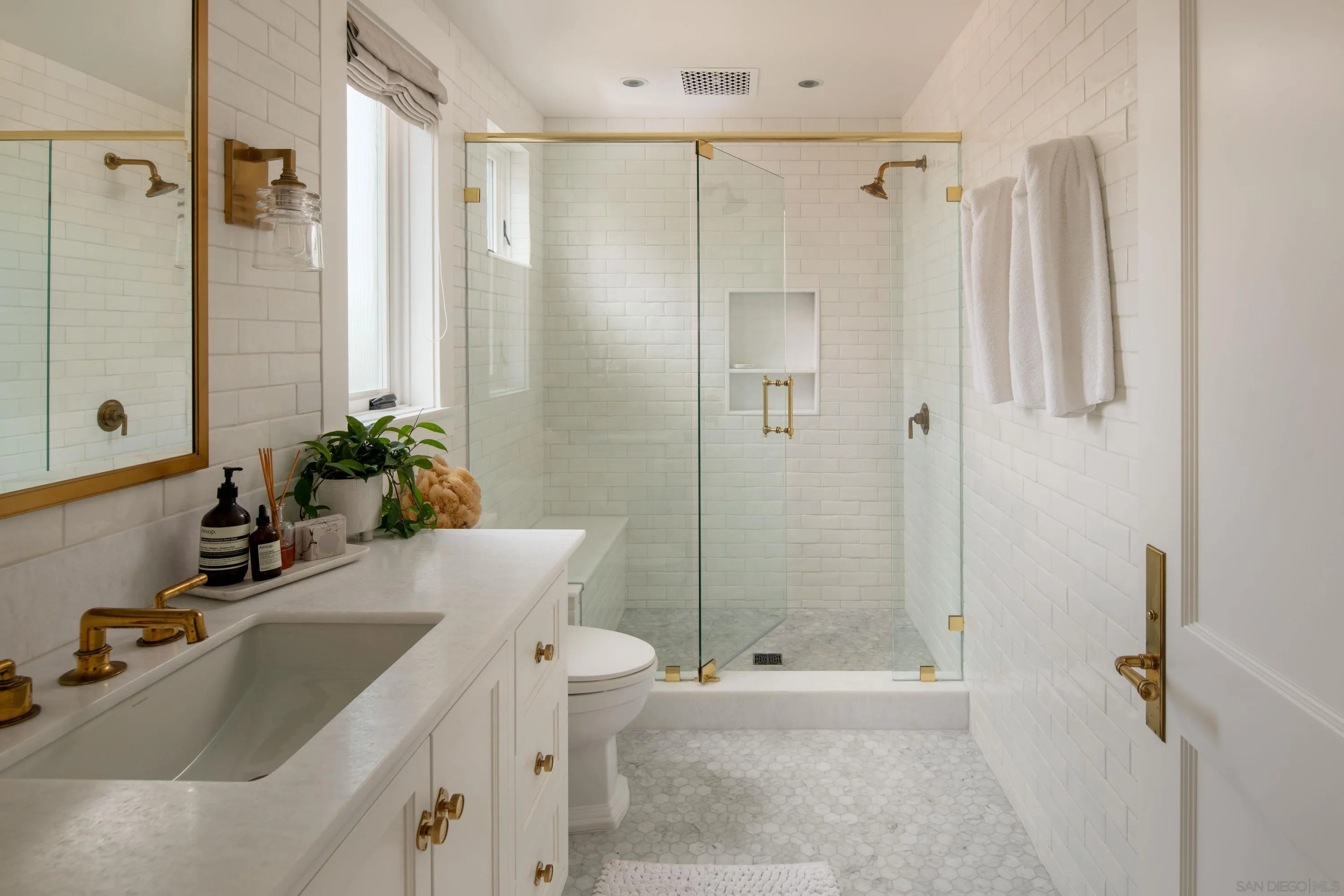 https://cdn.realtyfeed.com/cdn/127/260012401/a916658fb8c49a7681374f56ecea6611.webp