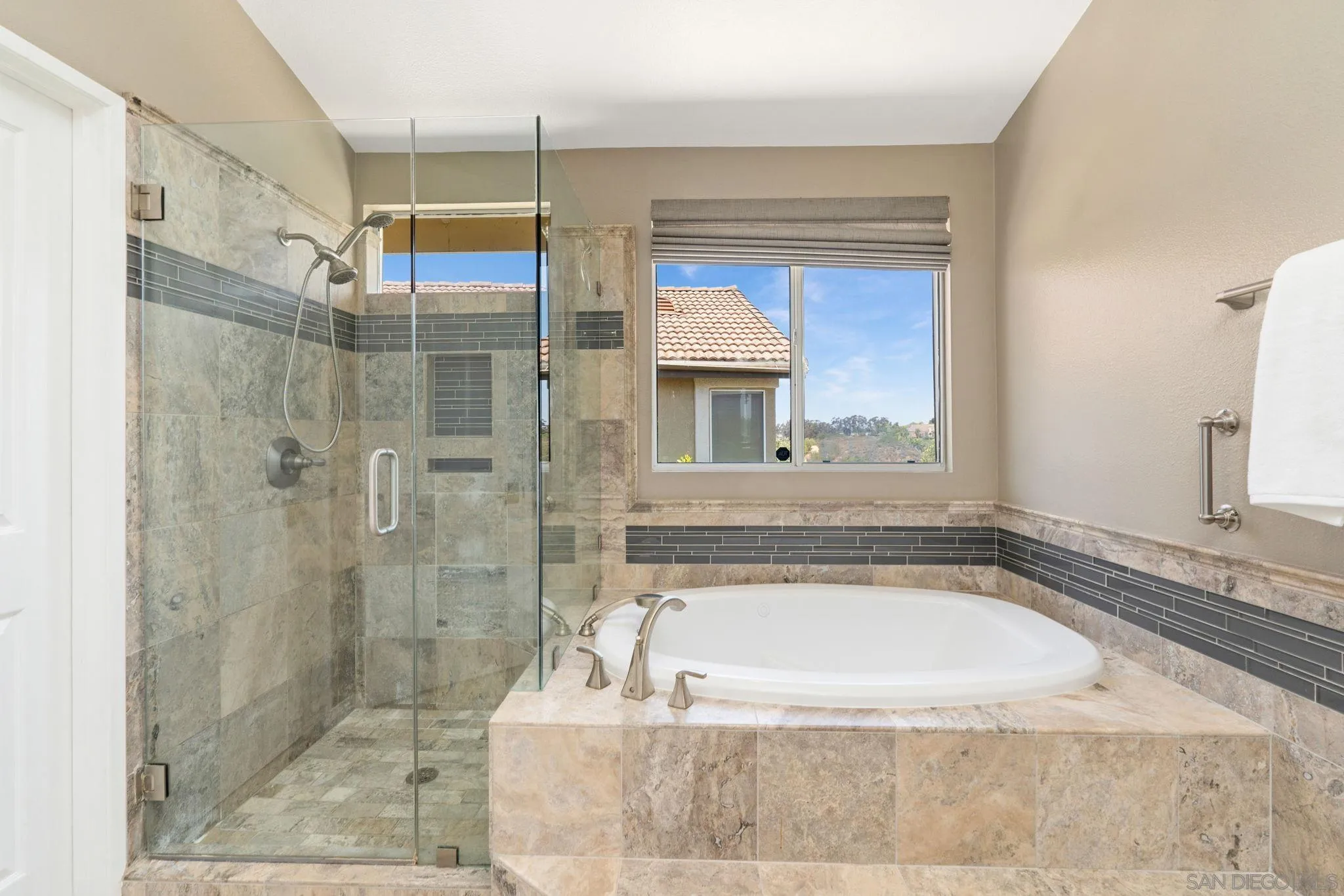 https://cdn.realtyfeed.com/cdn/127/260012412/f8327879b444cccfaa51f55715c93090.webp