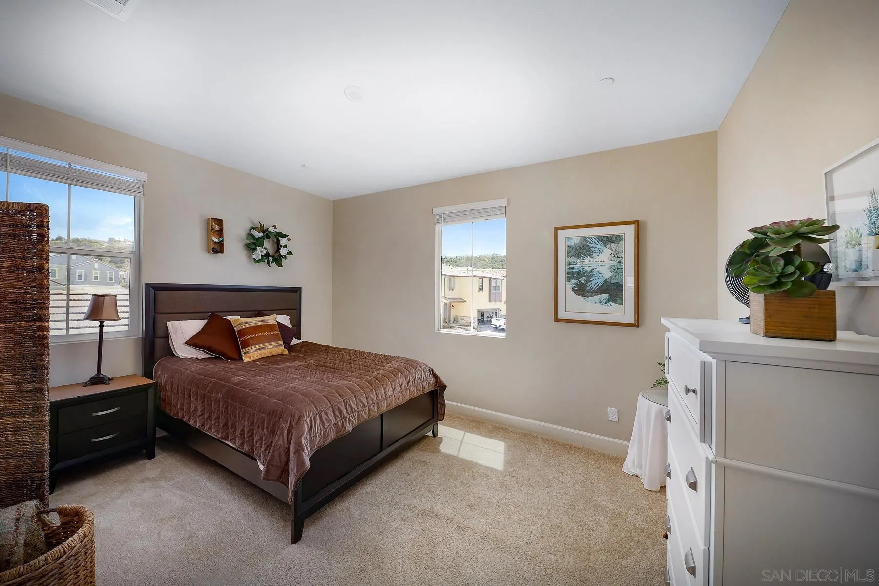 https://cdn.realtyfeed.com/cdn/127/260012418/192a7362ff12070ab2ebea92585bac3c.webp