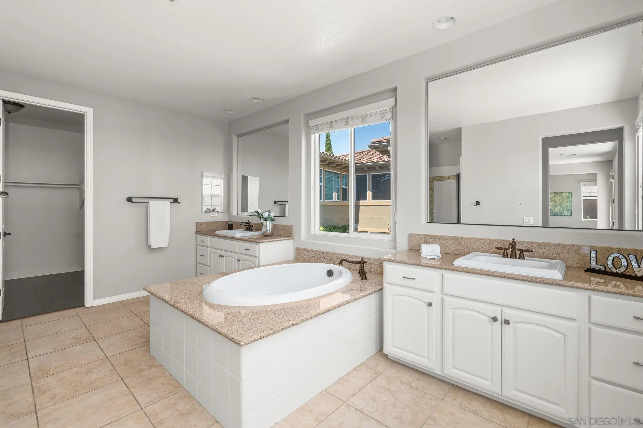https://cdn.realtyfeed.com/cdn/127/260012421/4a1795f6f425432e74108f0dfec6896b.webp