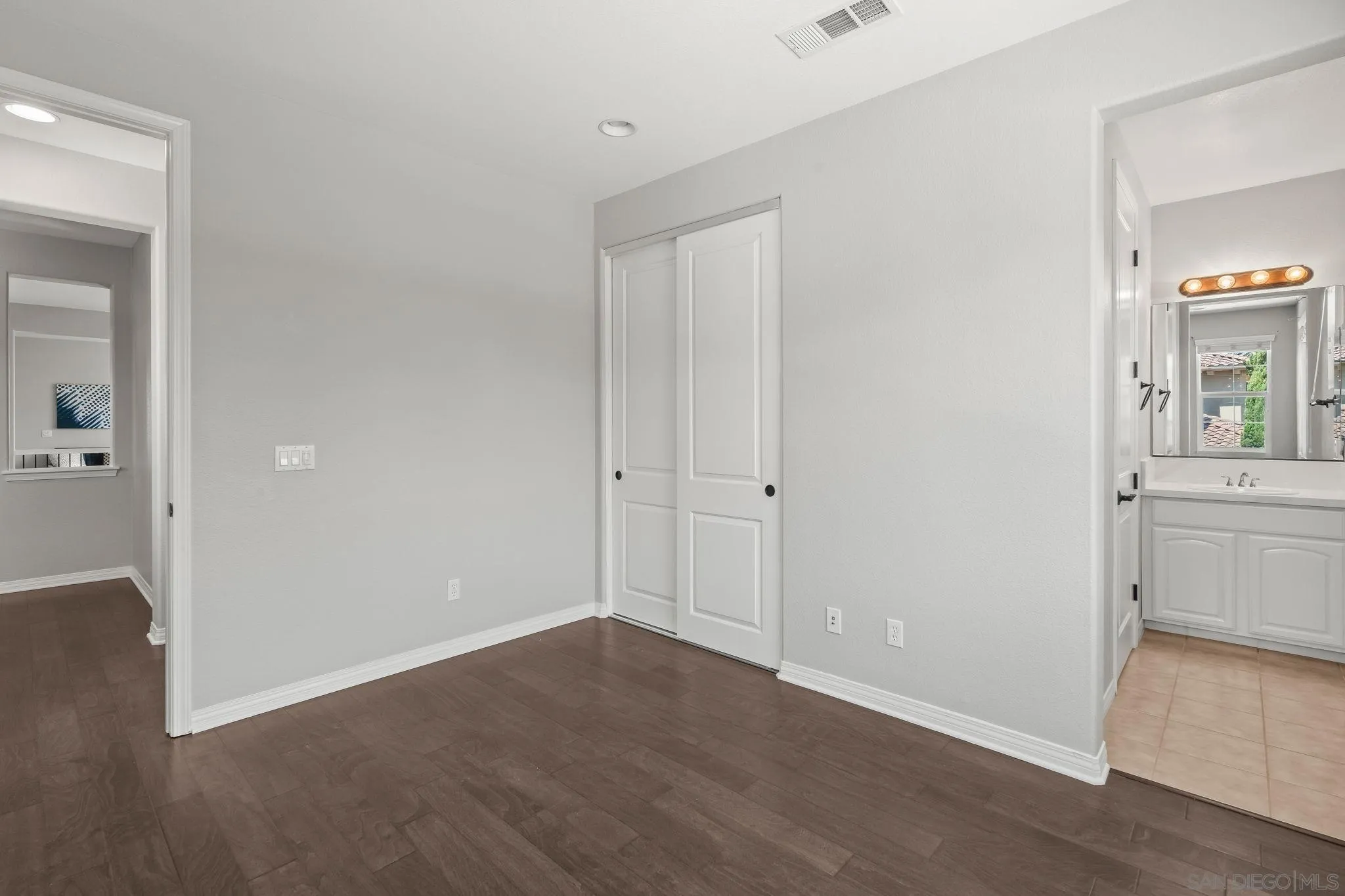 https://cdn.realtyfeed.com/cdn/127/260012421/6678cd8873e8fda26796bb58be0b2769.webp