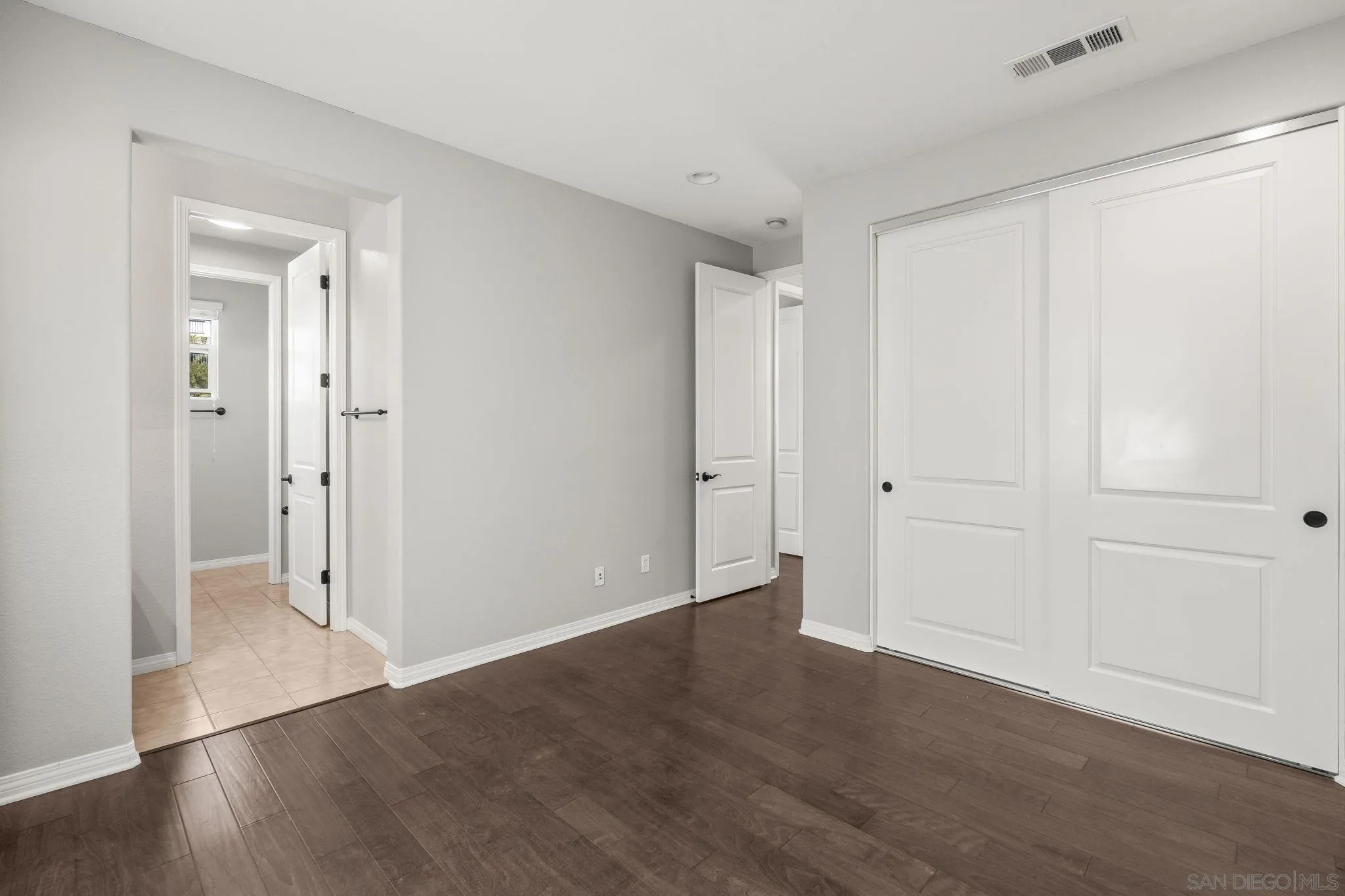 https://cdn.realtyfeed.com/cdn/127/260012421/8941b6edb99d8b277dee18c851c937e1.webp