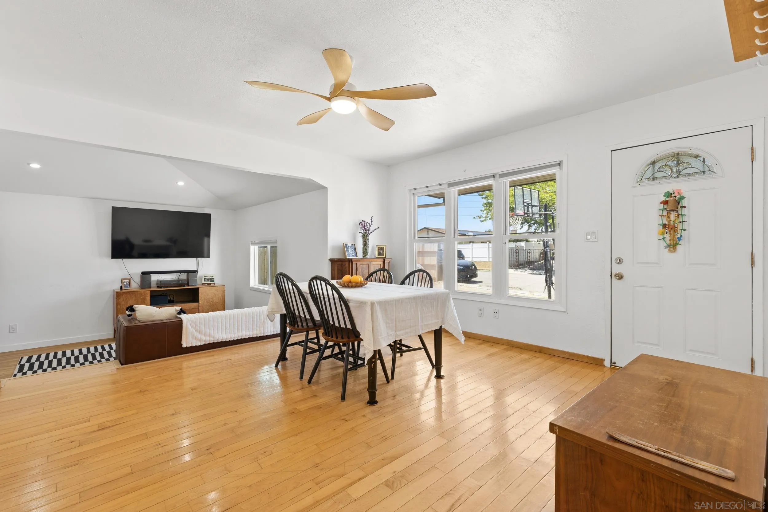 https://cdn.realtyfeed.com/cdn/127/260012427/113711f9c7040e7ca290b035117926c1.webp