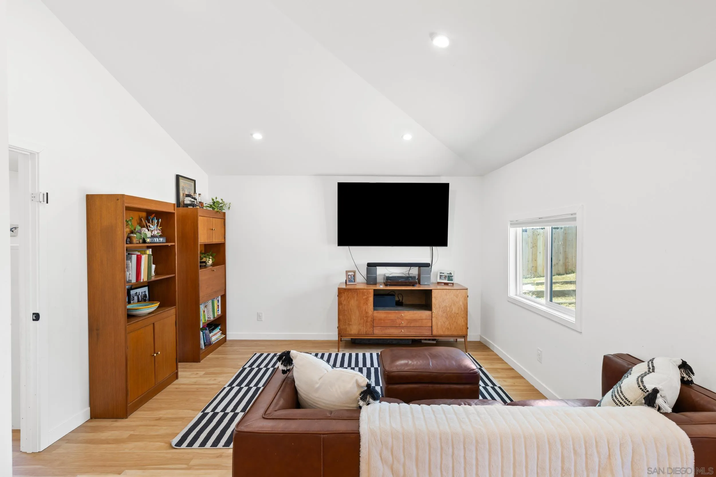 https://cdn.realtyfeed.com/cdn/127/260012427/38c2d1c21d8625f9067e27d888776f05.webp