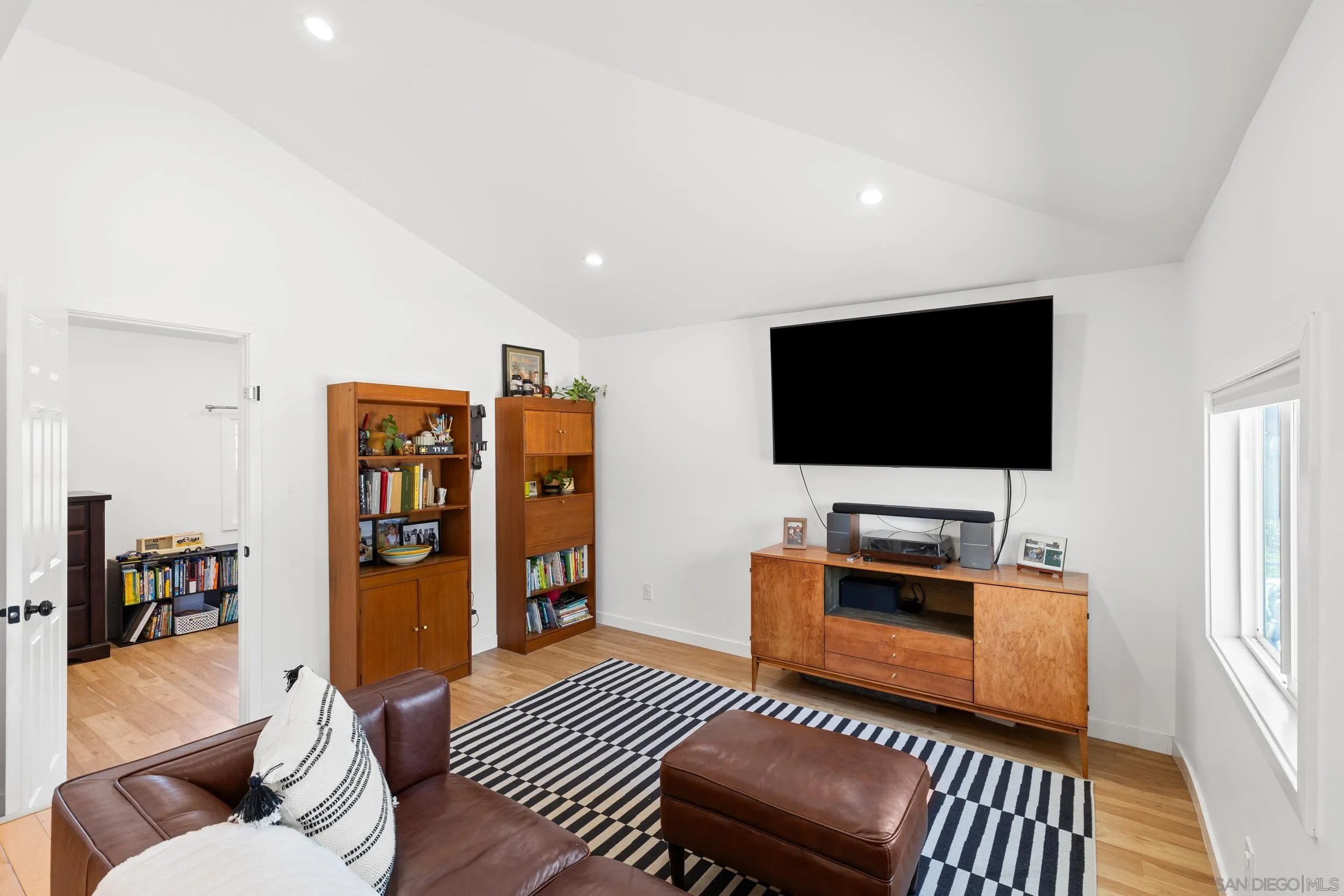 https://cdn.realtyfeed.com/cdn/127/260012427/b3808f72649a009109cfec3484cc572d.webp