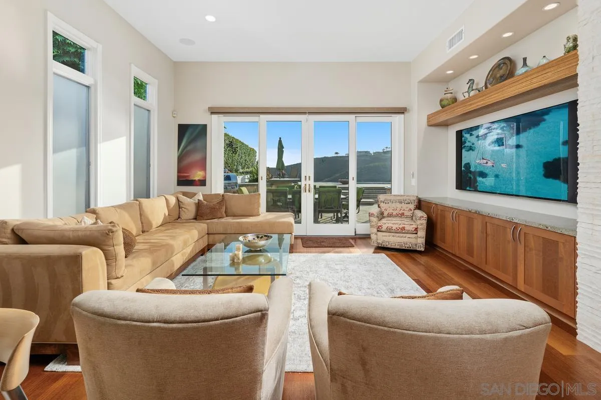 https://cdn.realtyfeed.com/cdn/127/260012438/aa08ee3f5af42421948cadff75993c92.webp