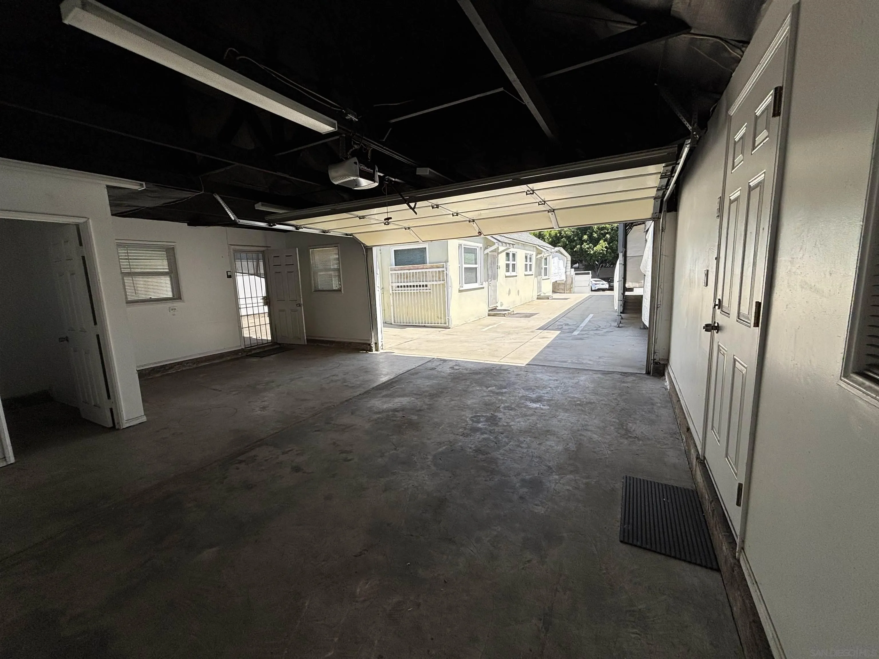 https://cdn.realtyfeed.com/cdn/127/260012445/2cec1869ff85689aef29b3f87497b9f3.webp