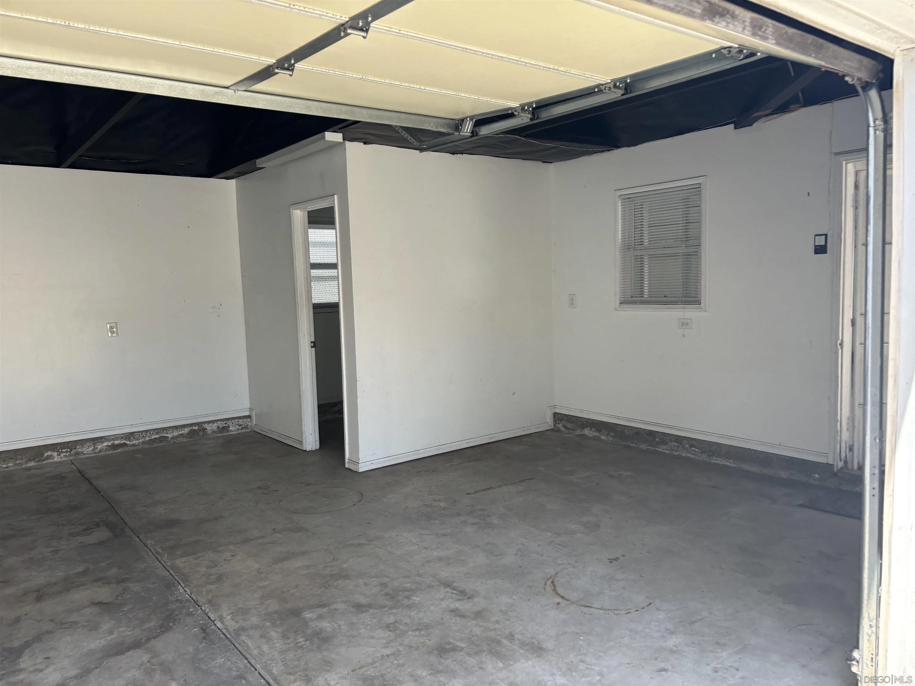 https://cdn.realtyfeed.com/cdn/127/260012445/c73b5aaffb042263eecfcdf0db44654c.webp