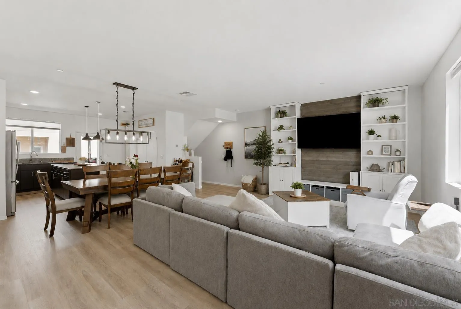 https://cdn.realtyfeed.com/cdn/127/260012446/732a0c1a1857778d8e62a0bd4ce9b357.webp