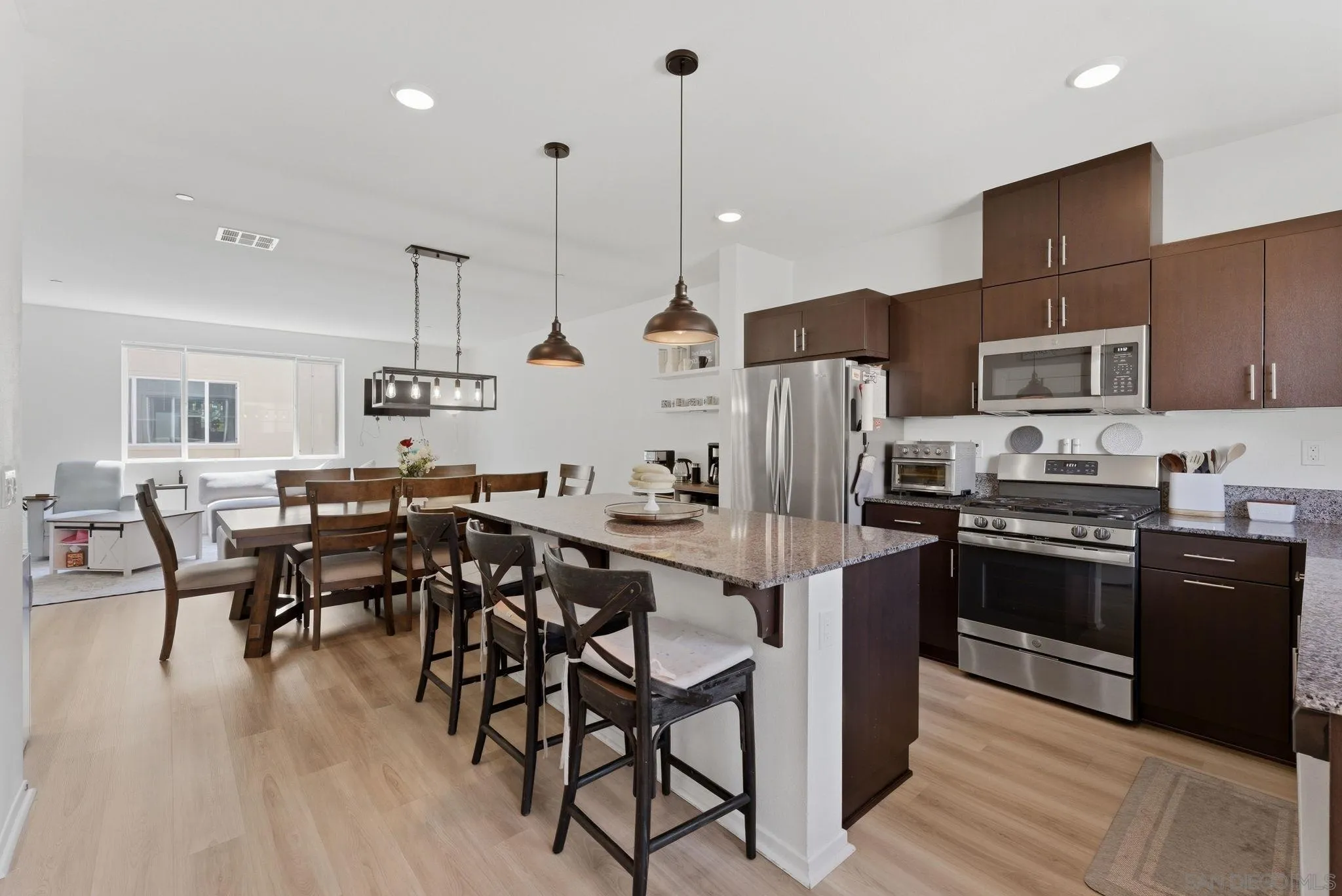 https://cdn.realtyfeed.com/cdn/127/260012446/98ec9fe571624bc9bbbeeeffd0561873.webp