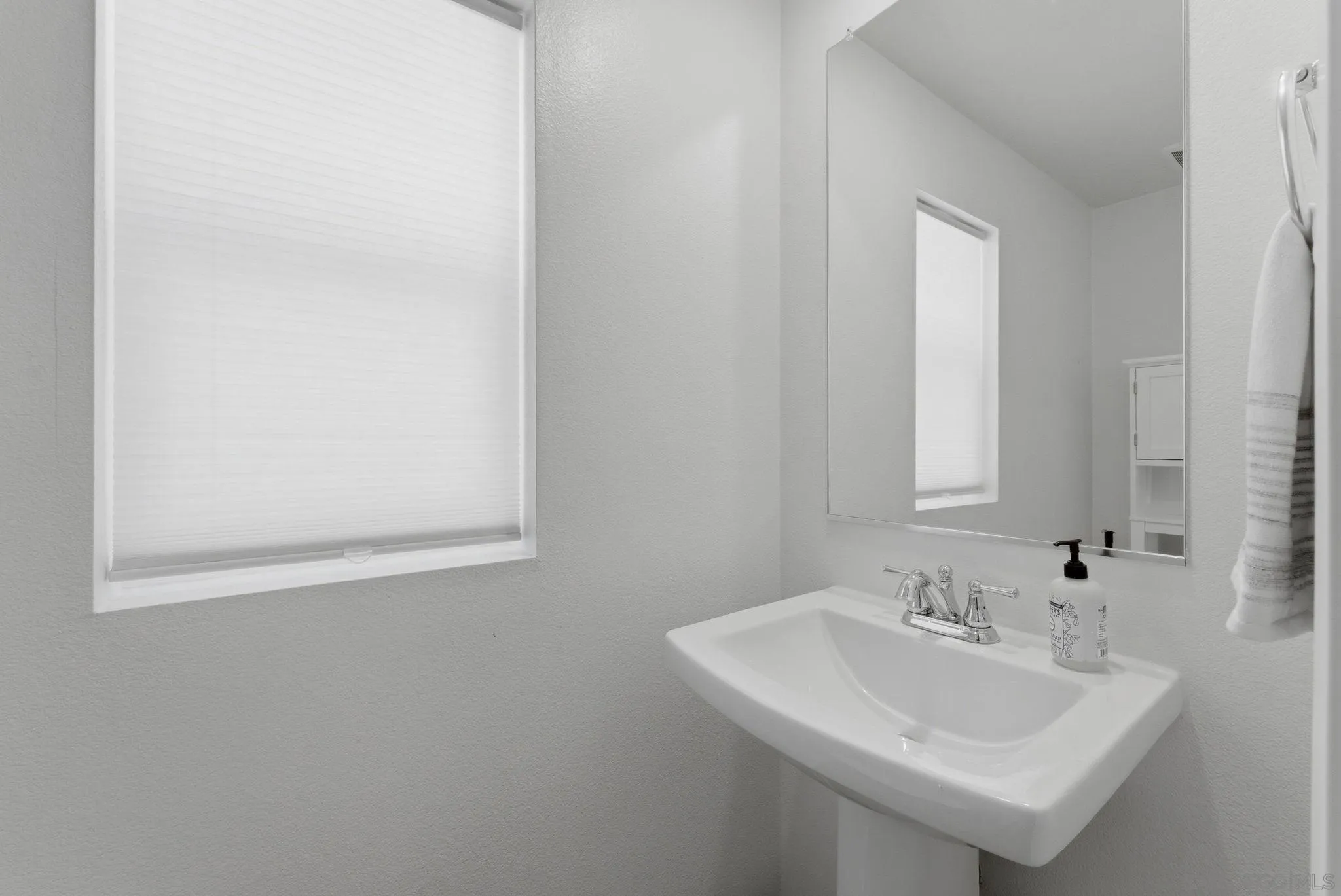 https://cdn.realtyfeed.com/cdn/127/260012446/b5543f86b5d34228e0bd546ff597e508.webp