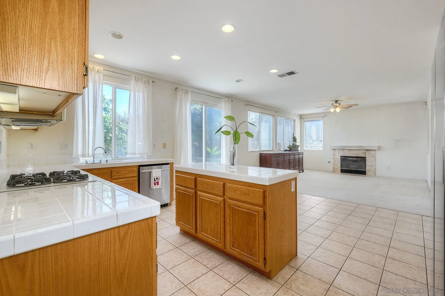 https://cdn.realtyfeed.com/cdn/127/260012467/18517e20b512e1ad88972b888a4faab8.webp