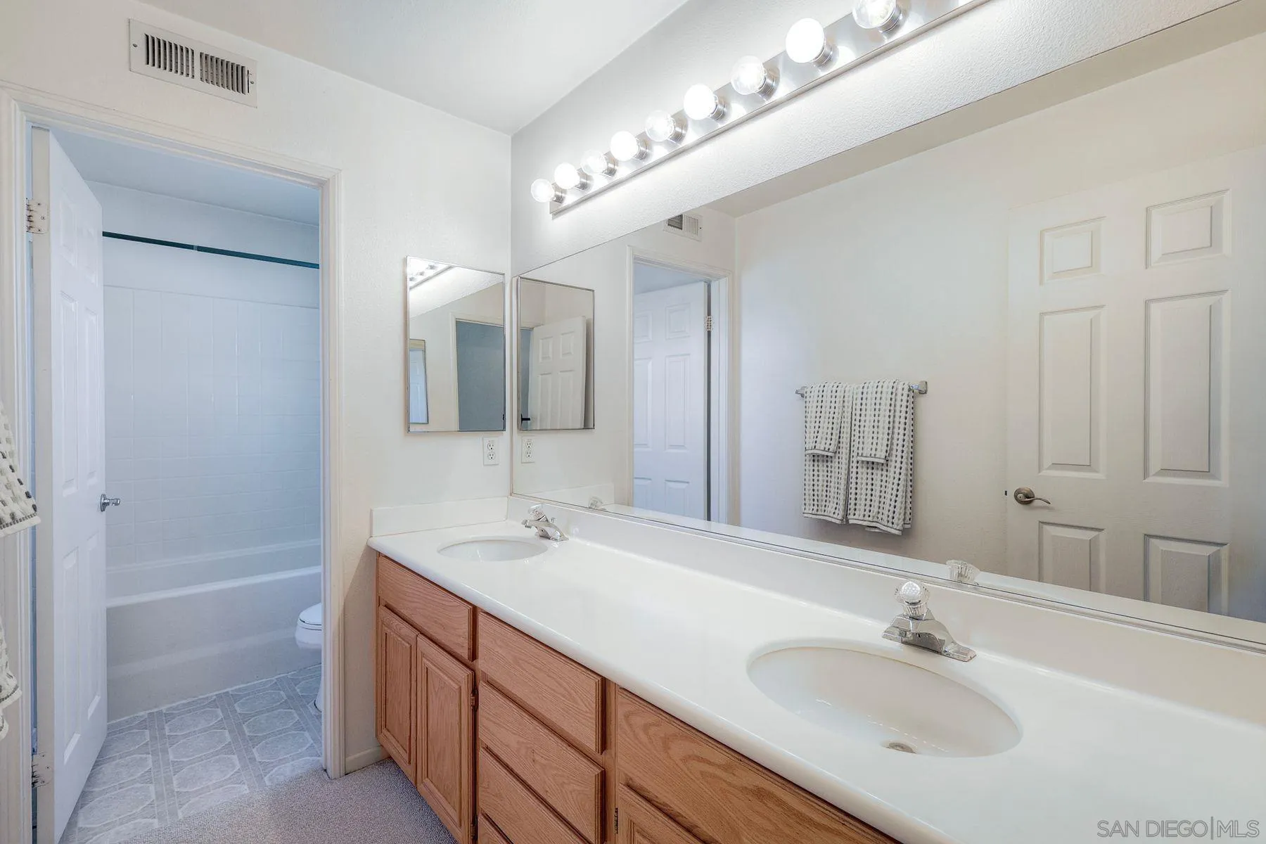 https://cdn.realtyfeed.com/cdn/127/260012467/9784e9e0ec793d74de73064746abb50e.webp
