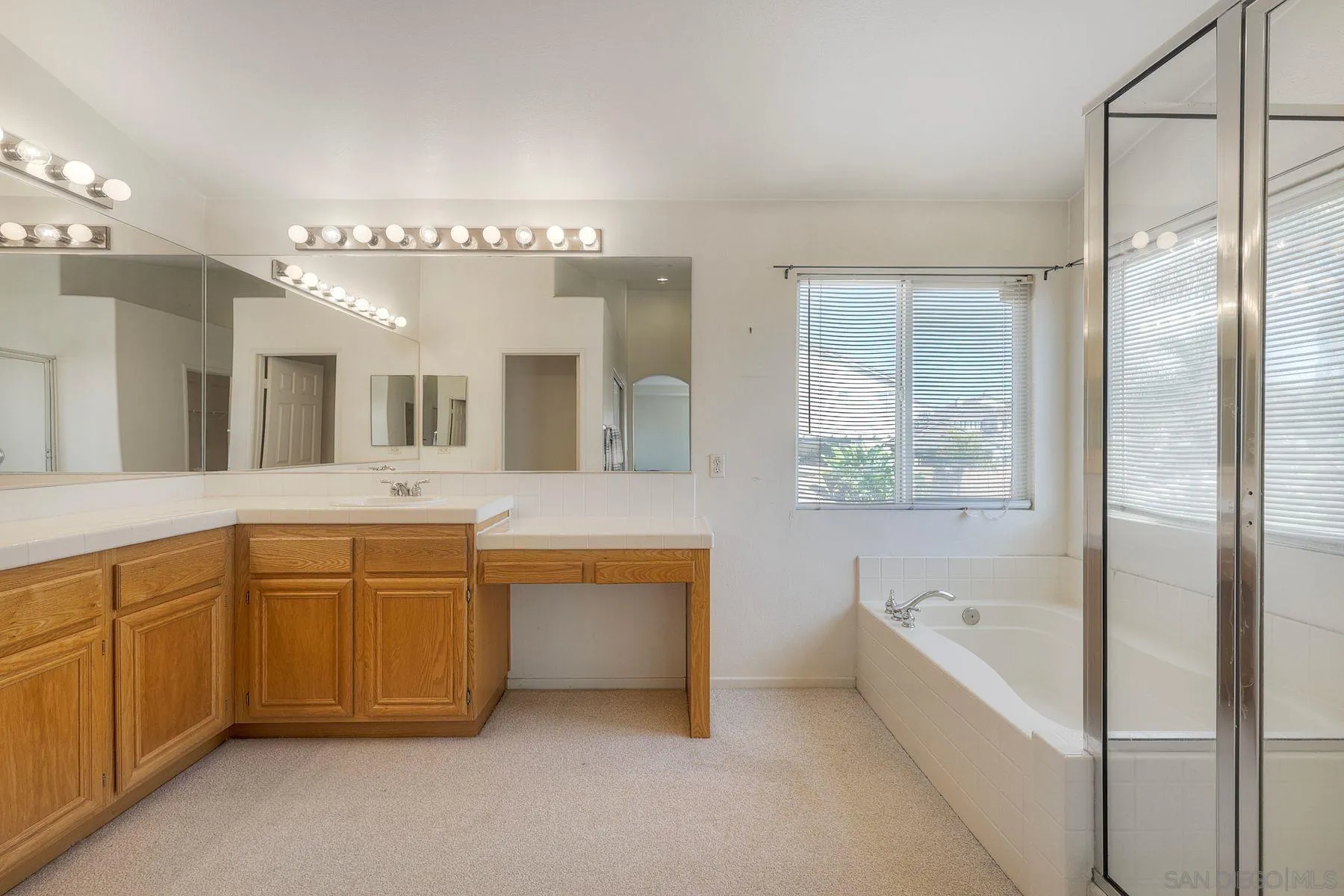 https://cdn.realtyfeed.com/cdn/127/260012467/b52f7c958deee78807889fee80bd3b96.webp