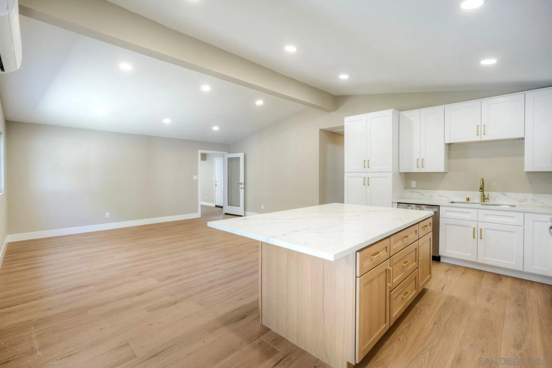 https://cdn.realtyfeed.com/cdn/127/260012468/682a2d50d3f3774d20838dd9b8ecbfe0.webp