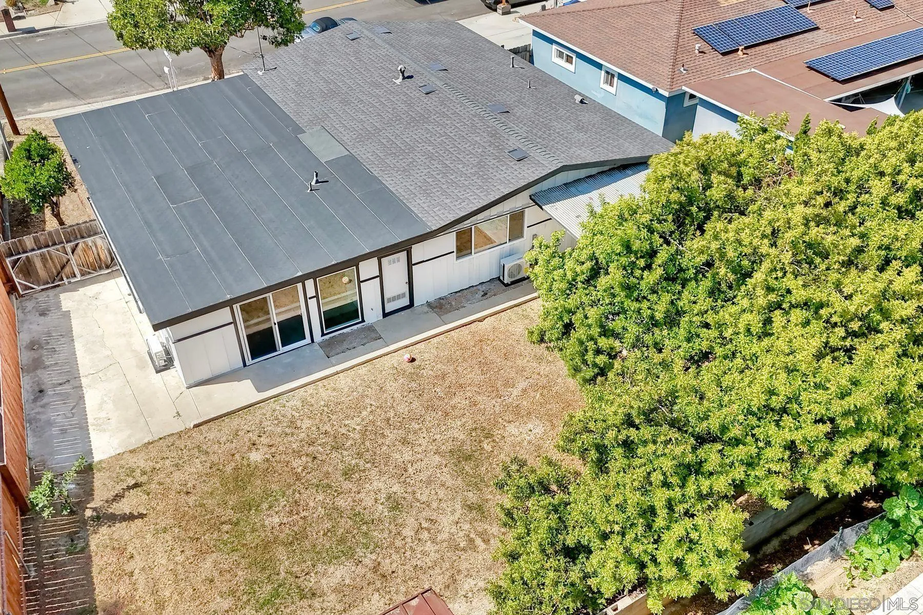 https://cdn.realtyfeed.com/cdn/127/260012468/8d36709781f9e8405bb591c3a02a004e.webp