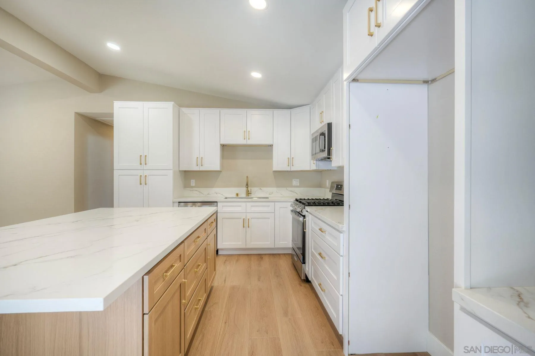 https://cdn.realtyfeed.com/cdn/127/260012468/96f250c69e4c35b8b1f2d2adf3924dd8.webp