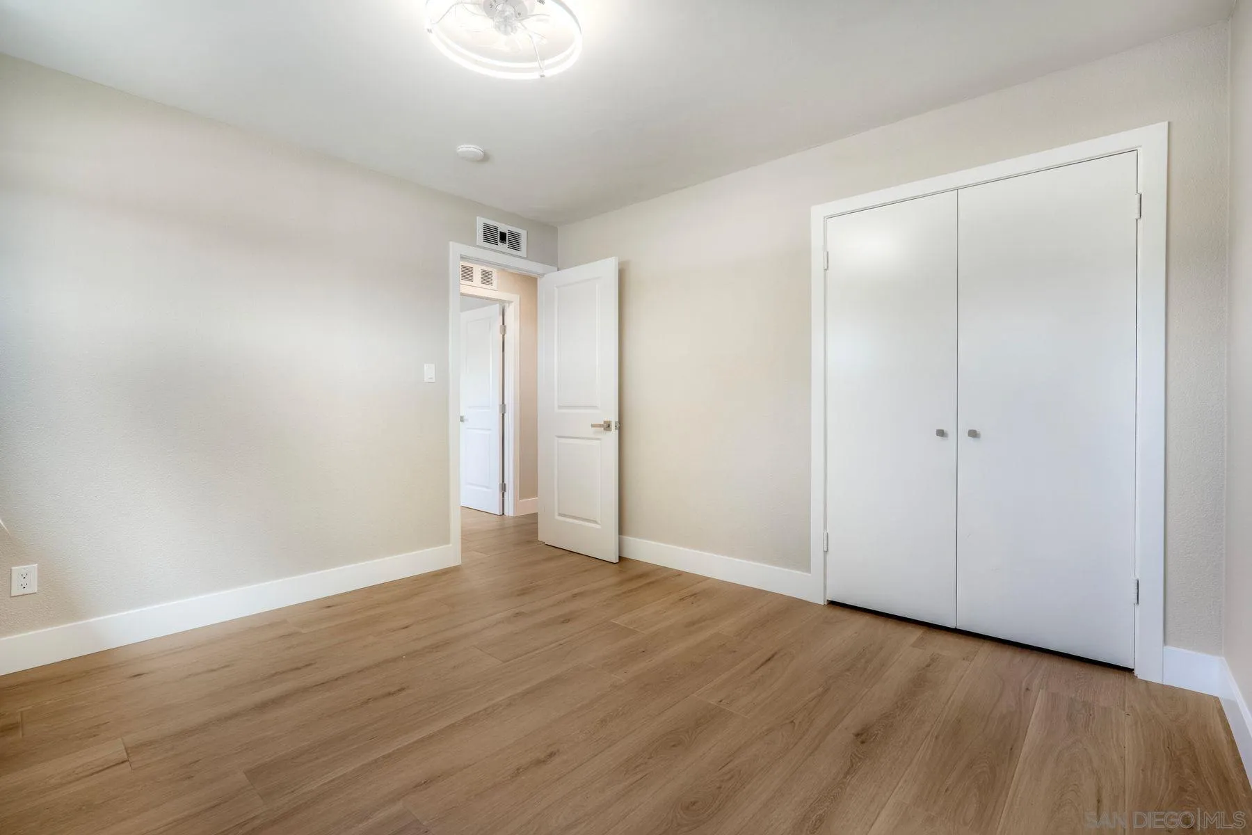 https://cdn.realtyfeed.com/cdn/127/260012468/de8e313ffb050a1a57d79aff98f46242.webp