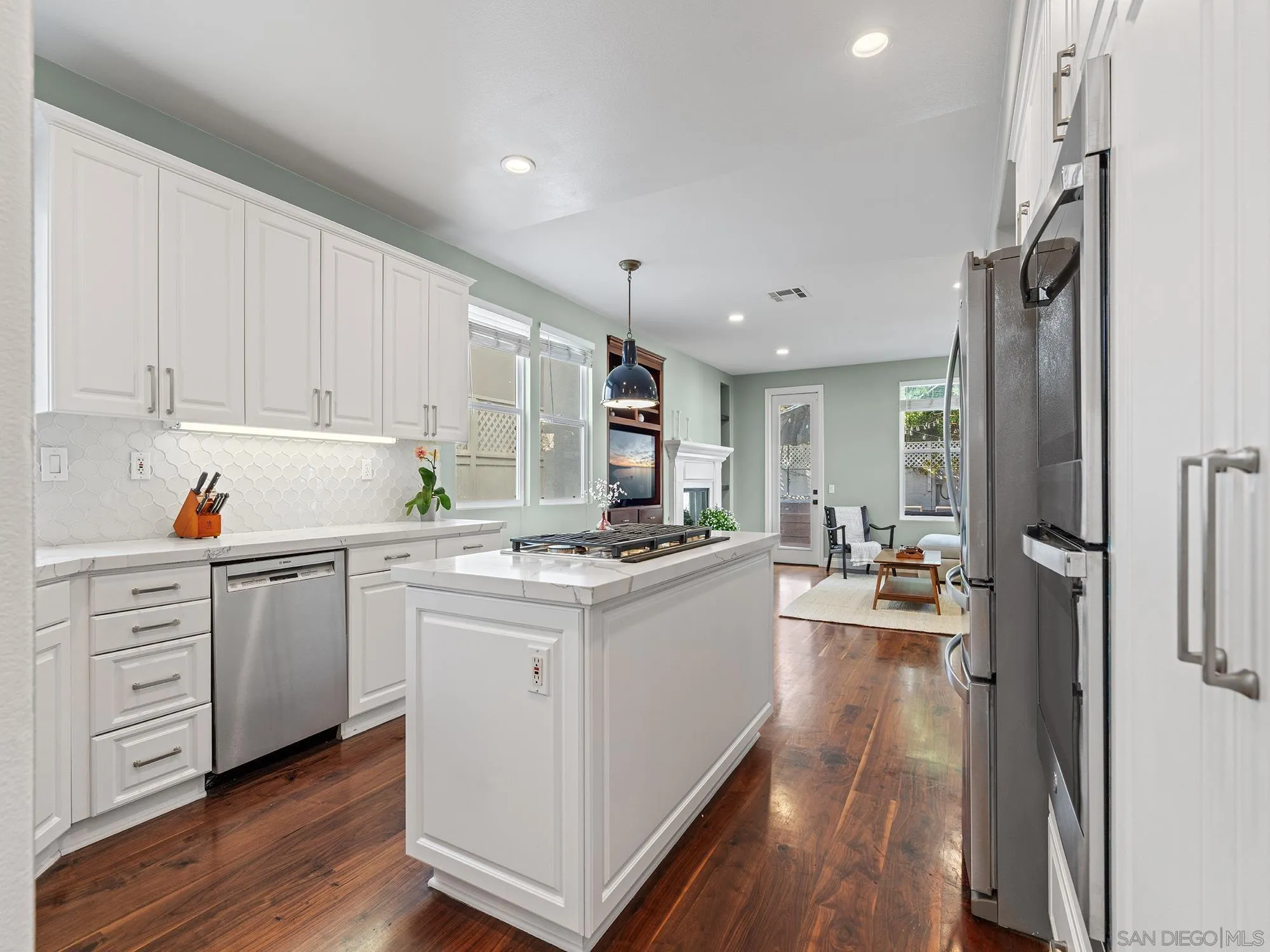 https://cdn.realtyfeed.com/cdn/127/260012474/136018ef9132f96f8eeff70e645aea87.webp