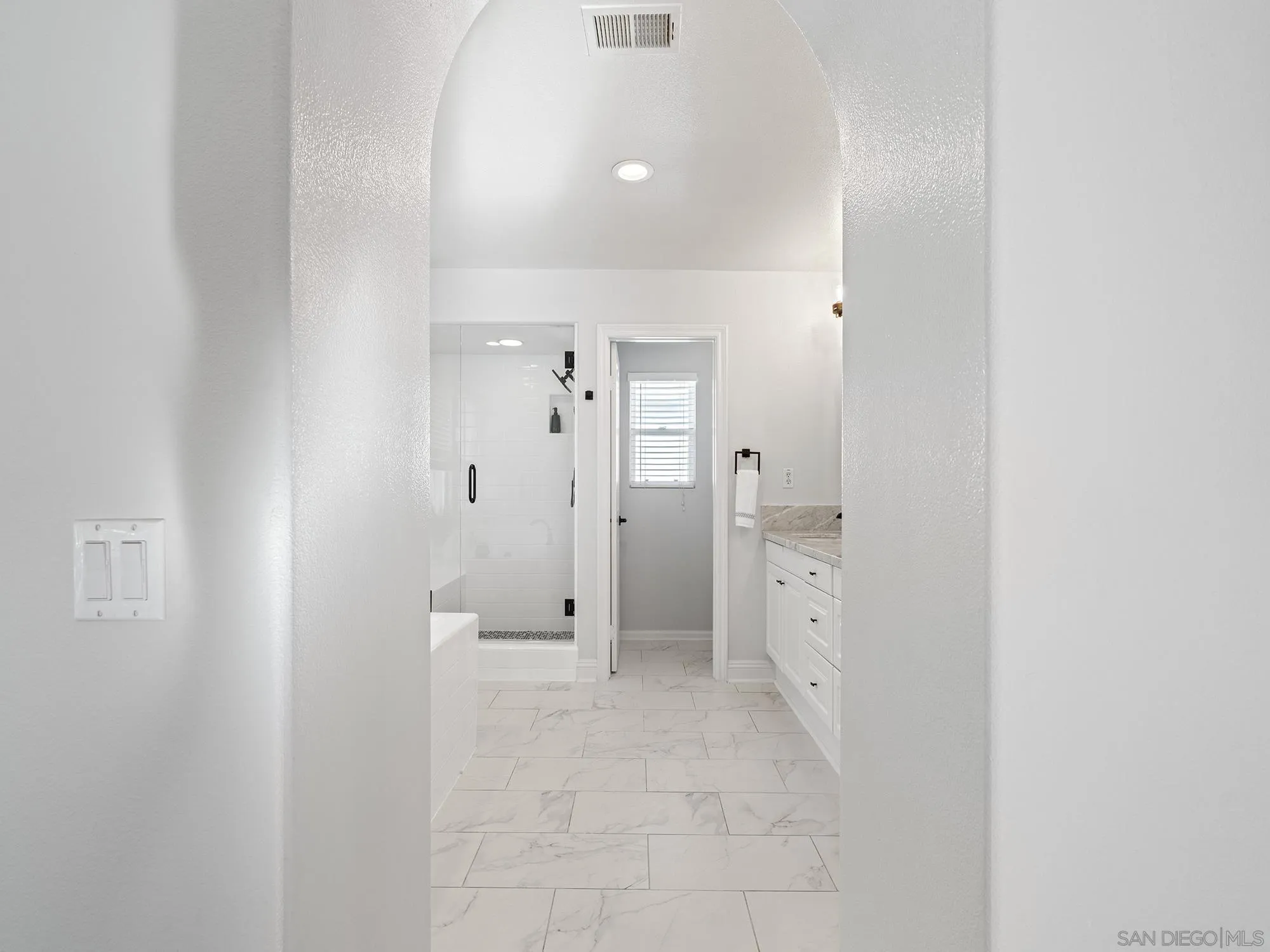 https://cdn.realtyfeed.com/cdn/127/260012474/2a9d87c190e81f5df85a3701ba995c7b.webp