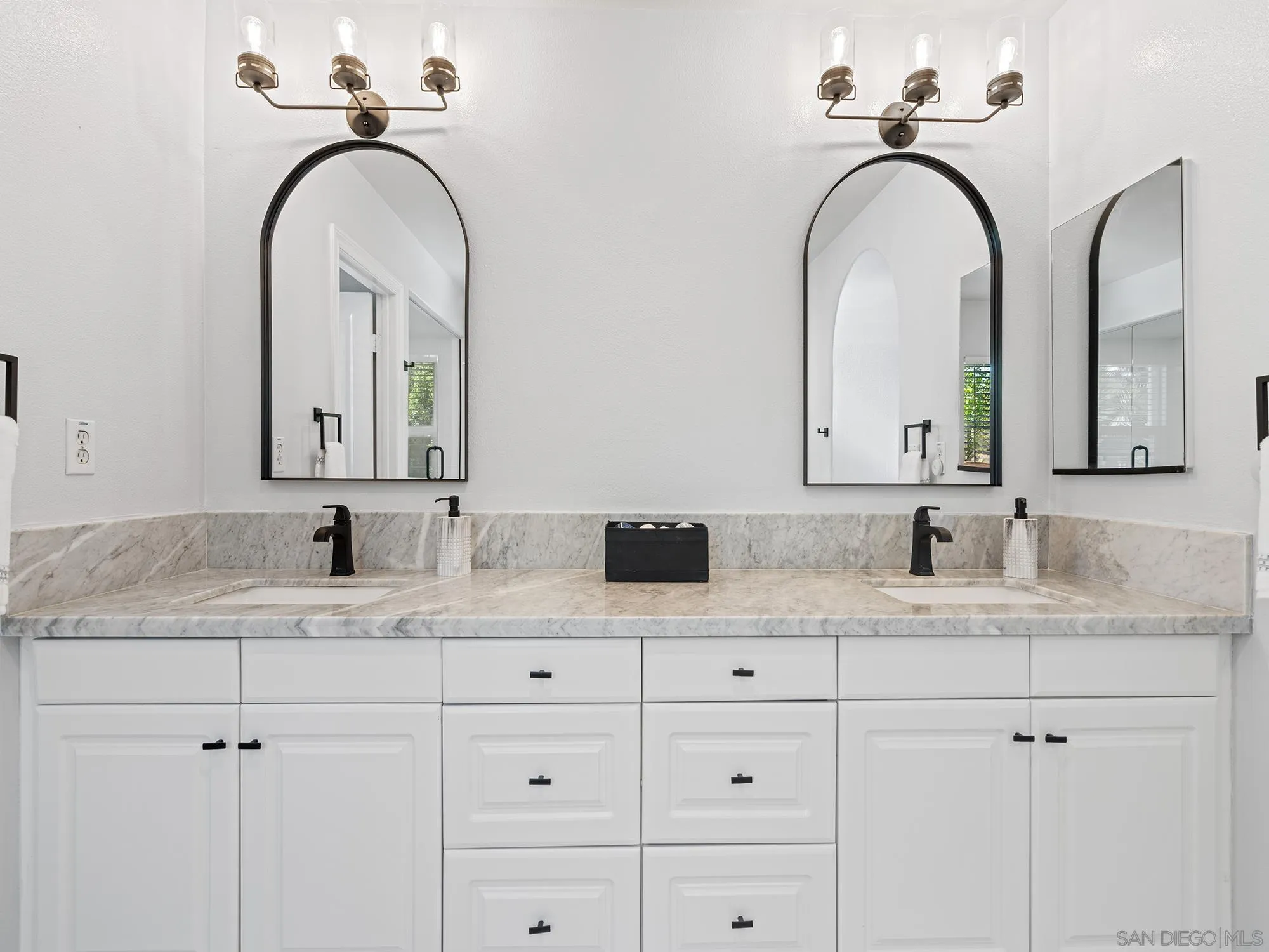 https://cdn.realtyfeed.com/cdn/127/260012474/a5e67e923ab28fbed652456308db6ff7.webp