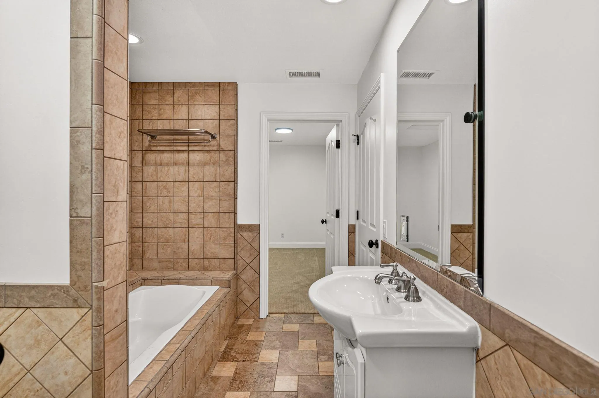 https://cdn.realtyfeed.com/cdn/127/260012476/a147763db229f2845de4892149bd64e6.webp