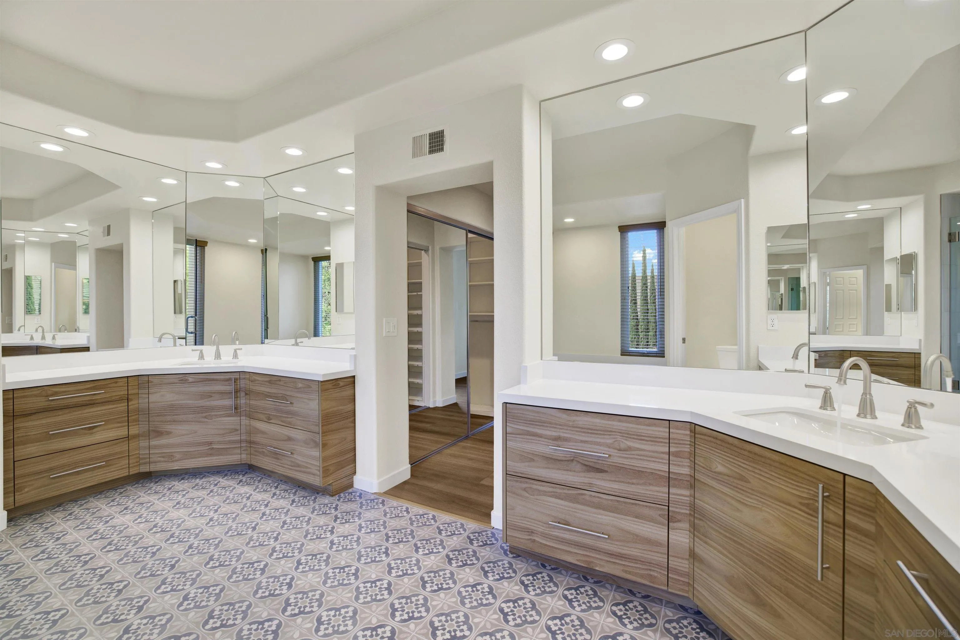 https://cdn.realtyfeed.com/cdn/127/260012489/164285f3f78c671900600880c4076e5a.webp