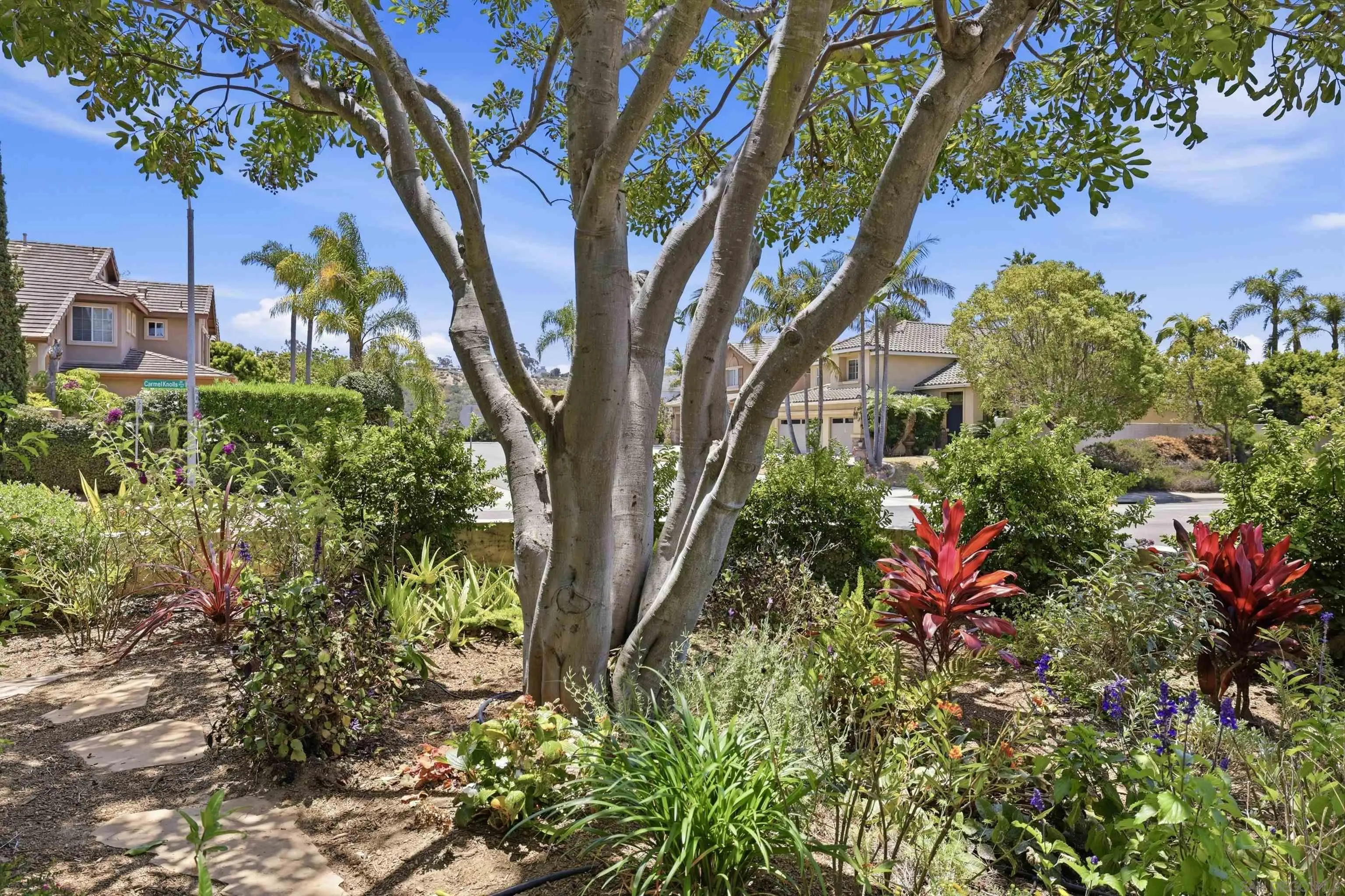 https://cdn.realtyfeed.com/cdn/127/260012489/28ee584cf2d725743acfa0bb01cb95c3.webp