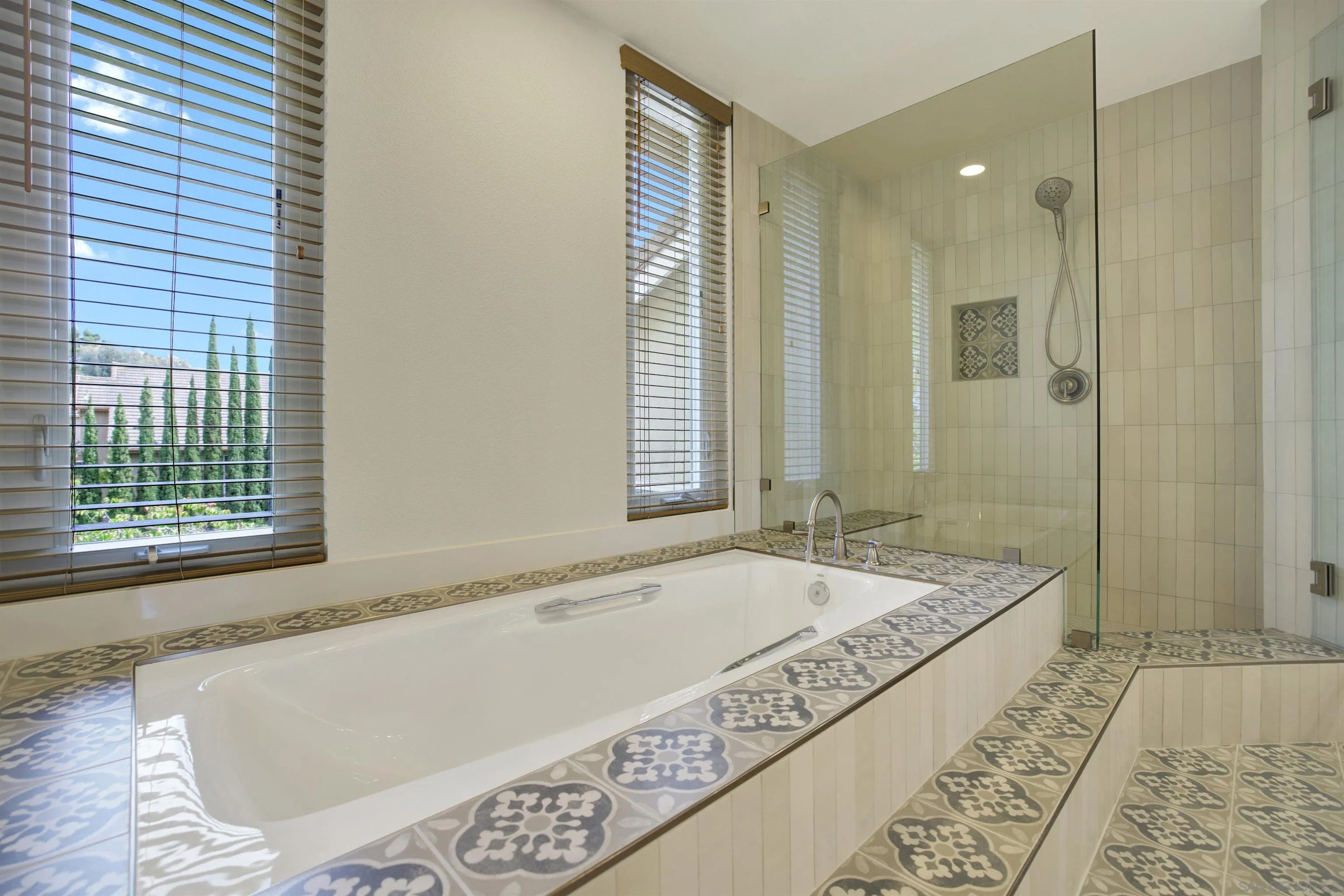 https://cdn.realtyfeed.com/cdn/127/260012489/f37fe45f546d10262b66aed93875bc1e.webp