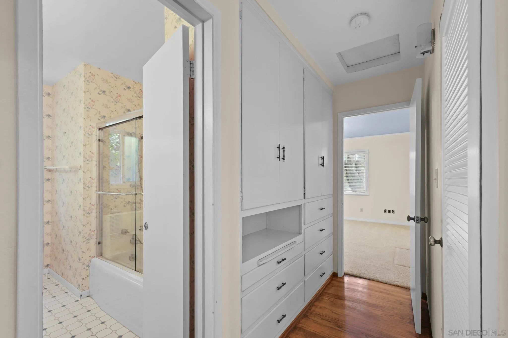 https://cdn.realtyfeed.com/cdn/127/260012492/1d8abbf5df5e81decfce62111d8507a5.webp