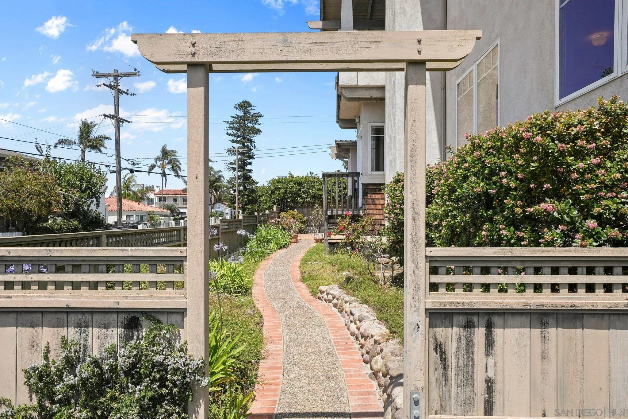 https://cdn.realtyfeed.com/cdn/127/260012492/397691d882f7cb8d98bcb34a27123c1e.webp