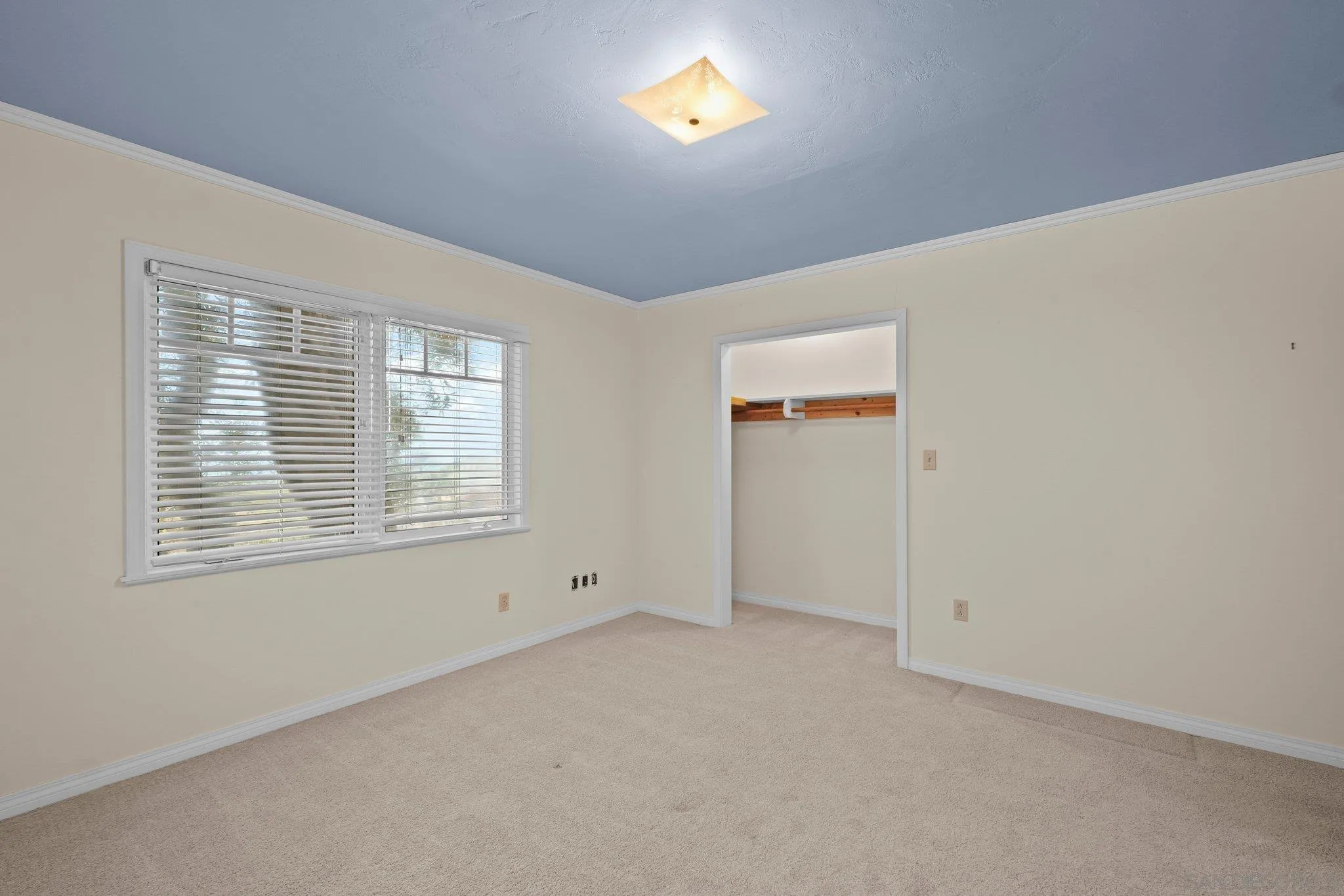 https://cdn.realtyfeed.com/cdn/127/260012492/4f6de7adf2cddc9ef6377510aa32049e.webp