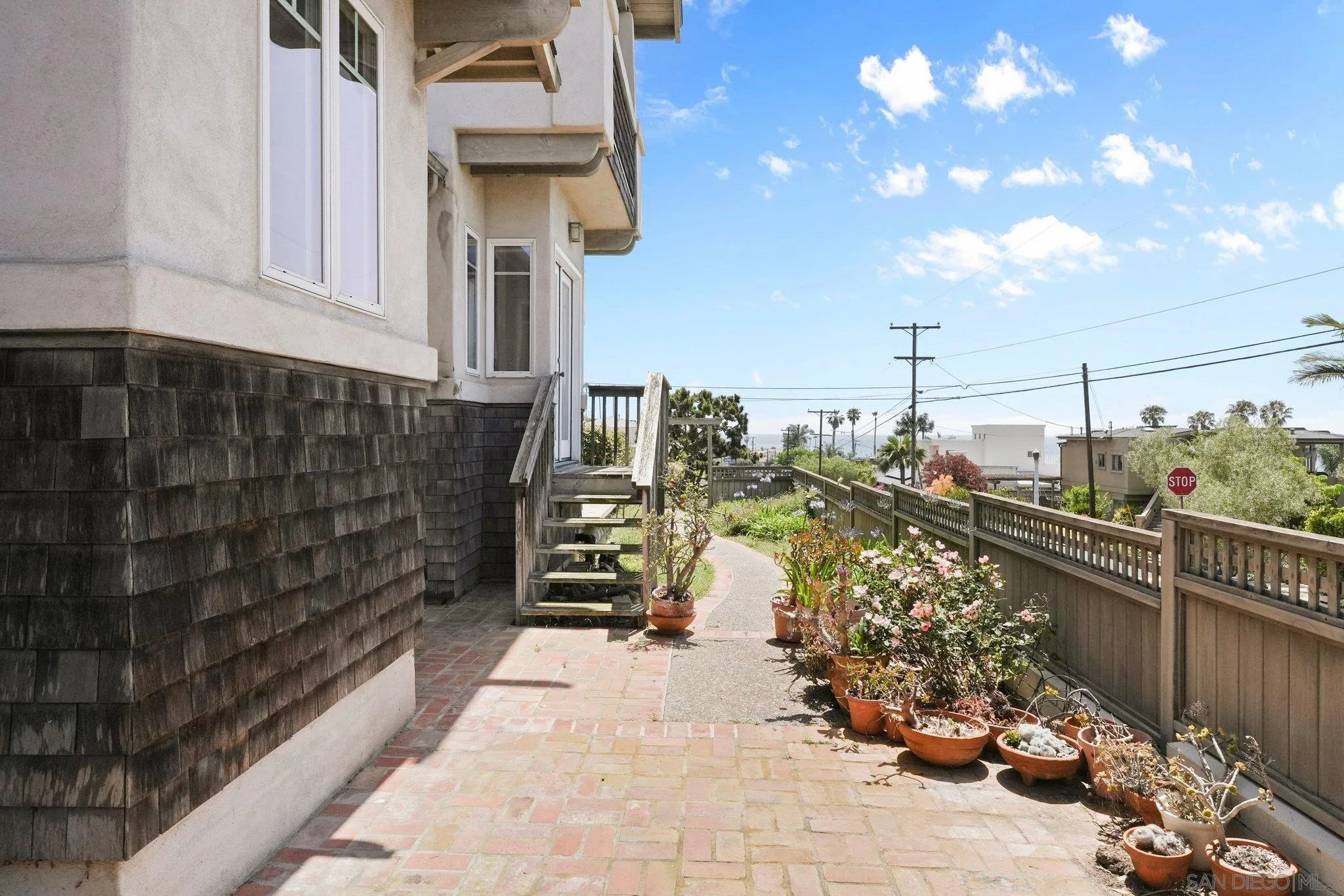 https://cdn.realtyfeed.com/cdn/127/260012492/826ee1efbdc148bf83b8e866850d9450.webp