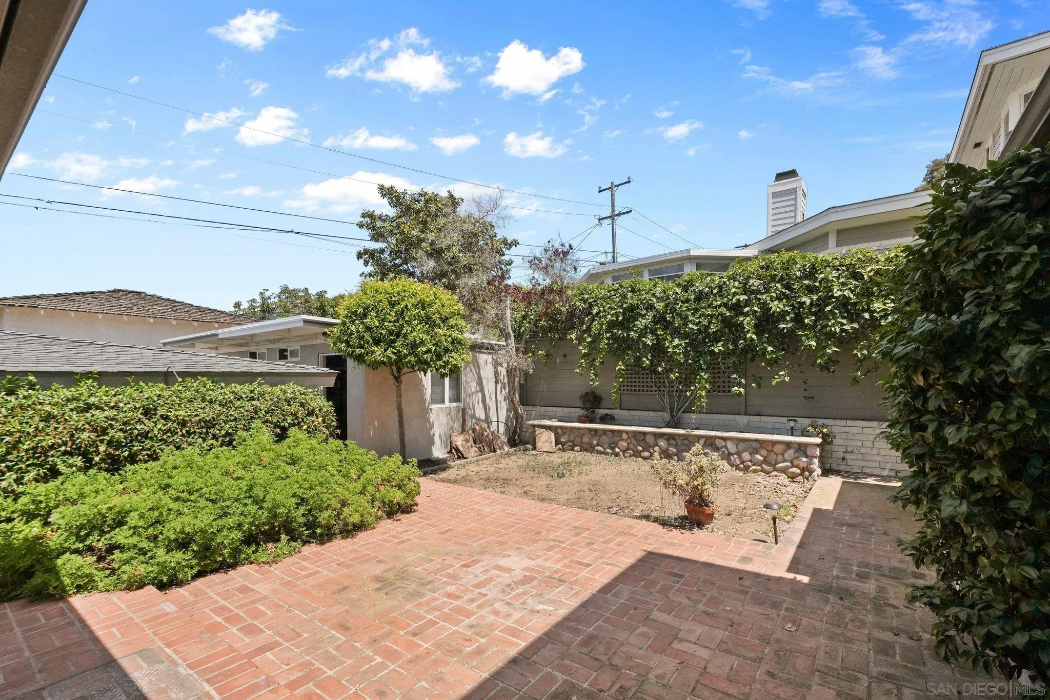 https://cdn.realtyfeed.com/cdn/127/260012492/f1f0c9df029de608aaeeed4da49cc462.webp