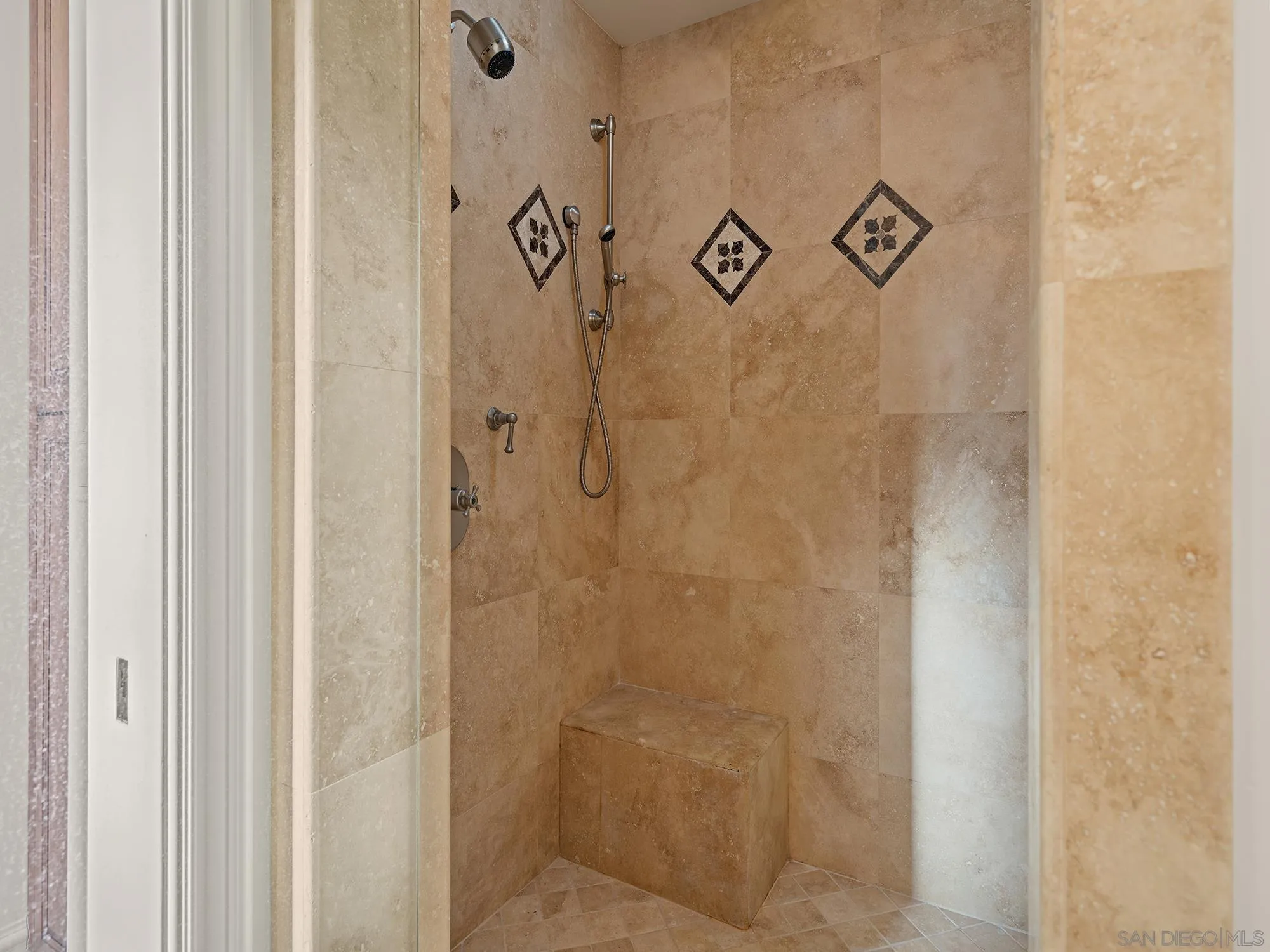 https://cdn.realtyfeed.com/cdn/127/260012499/999e9ab821bda60ceeeb4f903118d8a6.webp