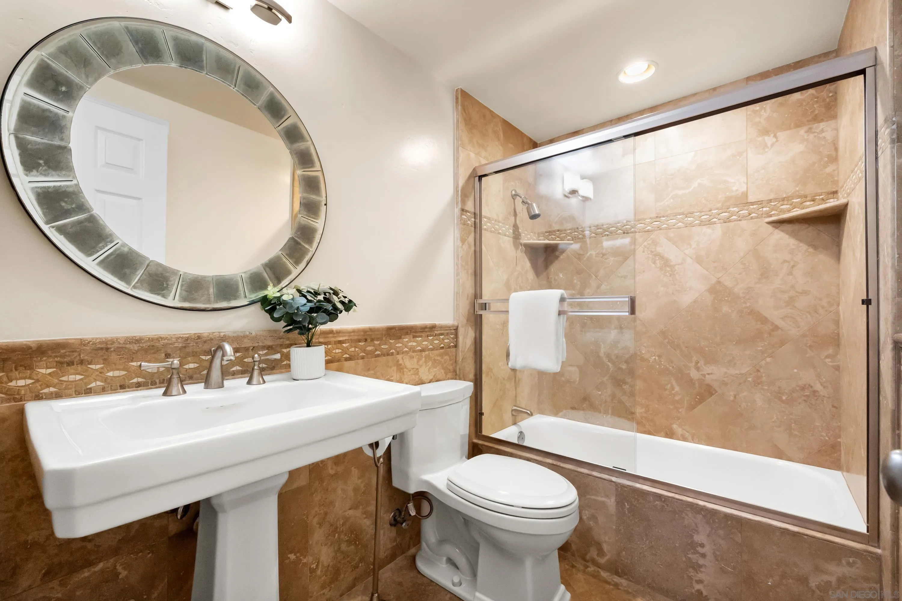 https://cdn.realtyfeed.com/cdn/127/260012517/f295811ab30ec6a2eda2f521b5abdd4f.webp