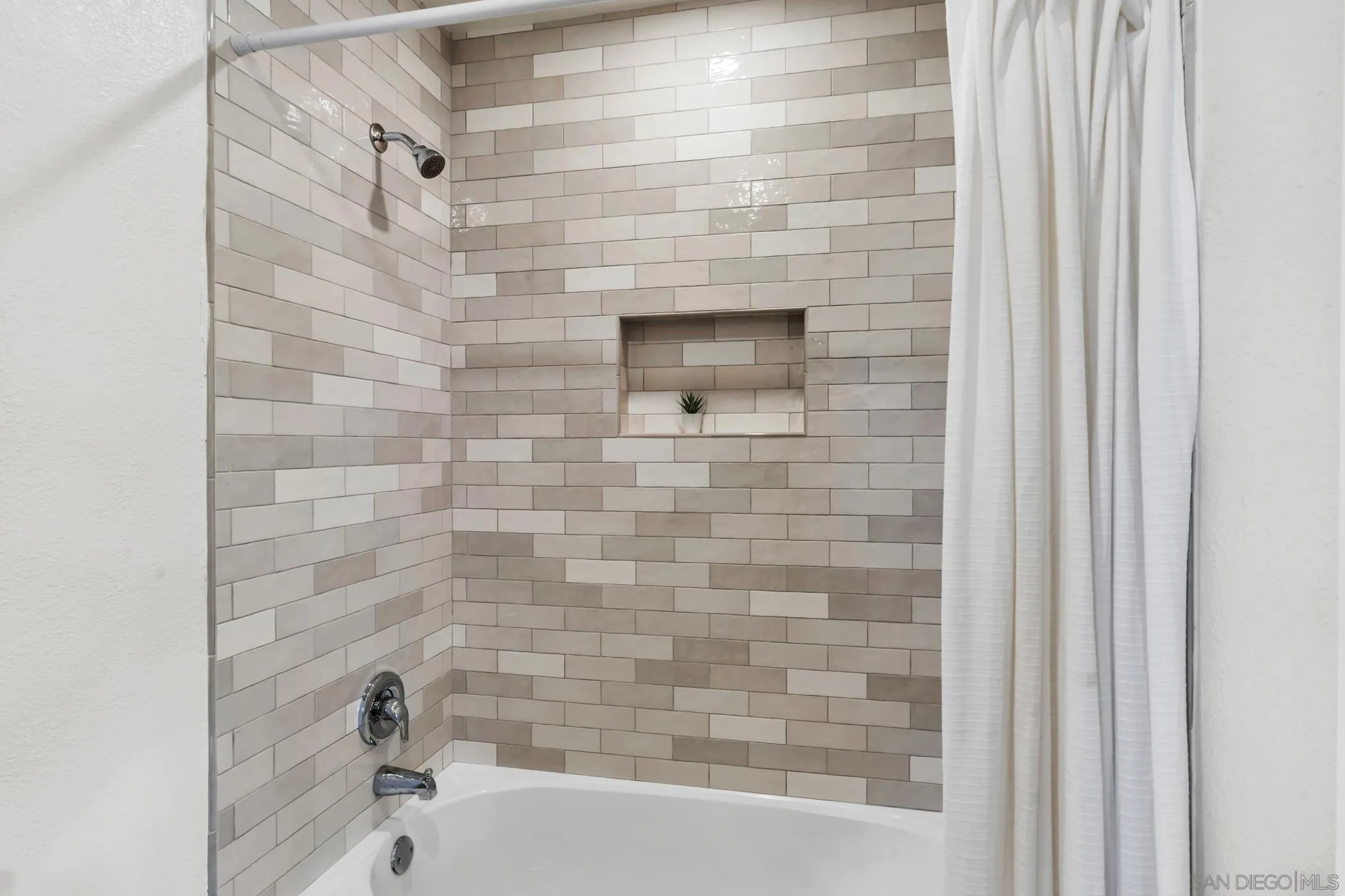 https://cdn.realtyfeed.com/cdn/127/260012526/7502f078cb11708333c068975a7954fd.webp