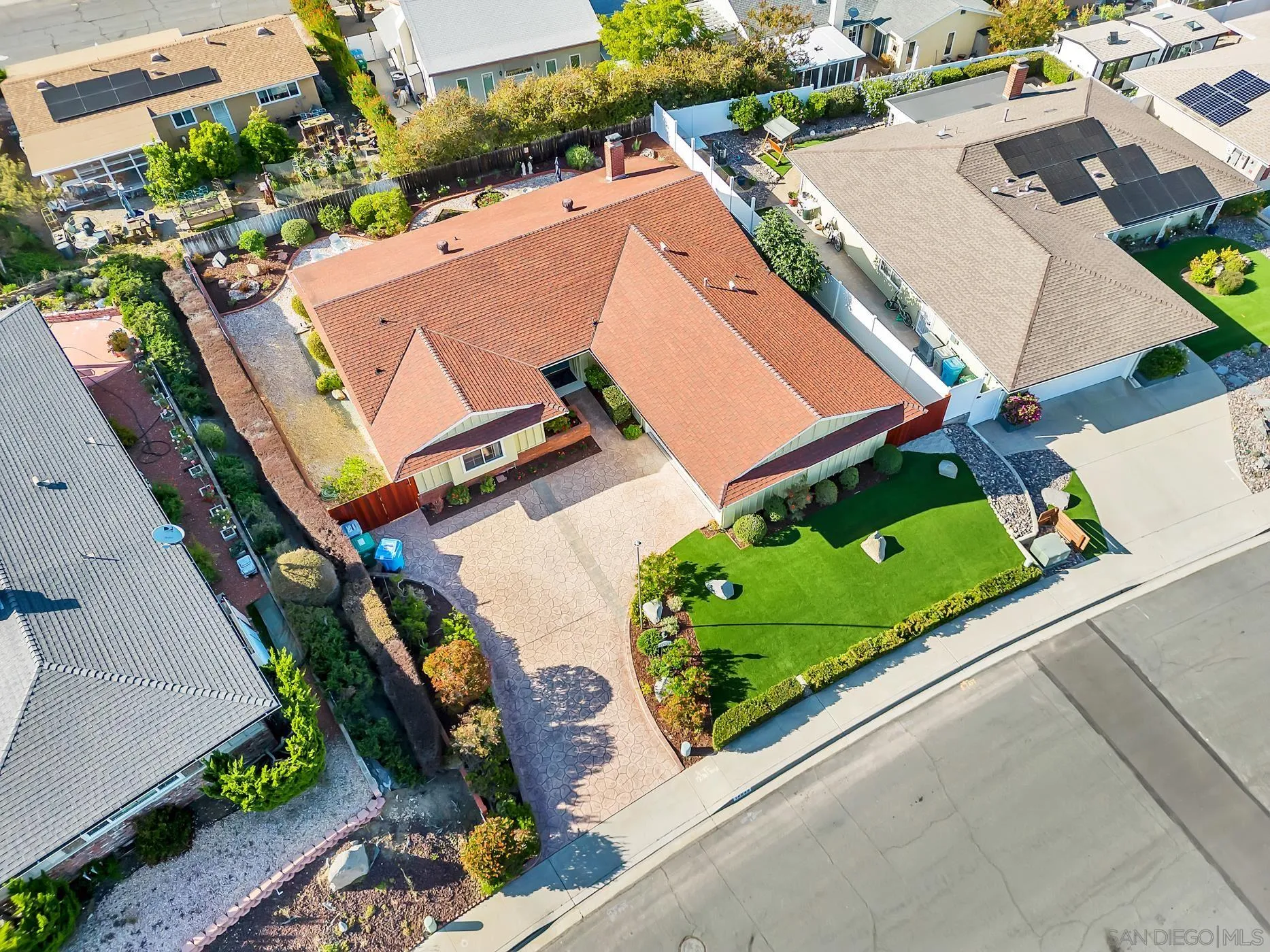 https://cdn.realtyfeed.com/cdn/127/260012526/adb577da82da8dc35c63f82d428c92ff.webp