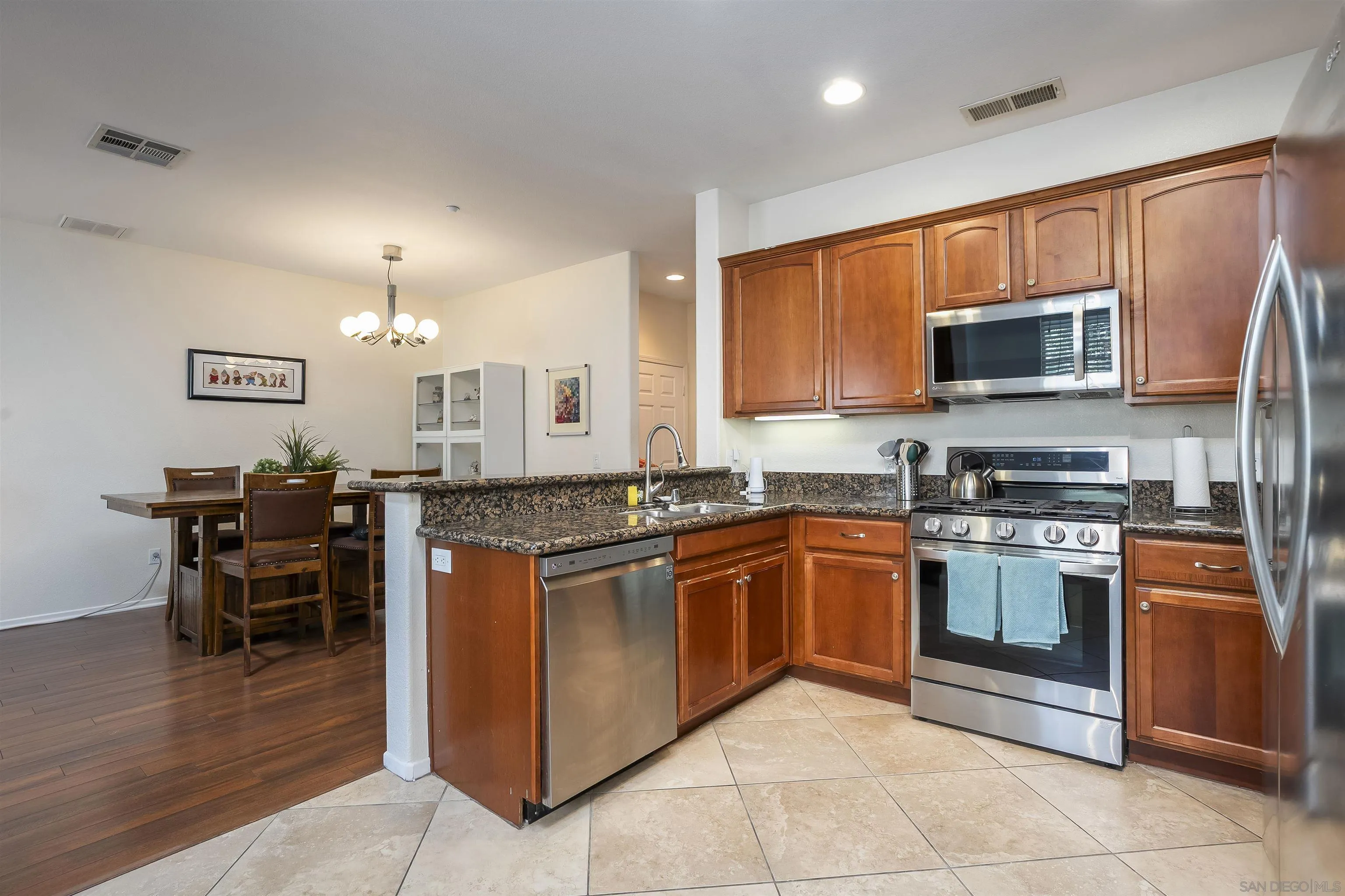 Photo #8: 260012535 Listing: Photo #8