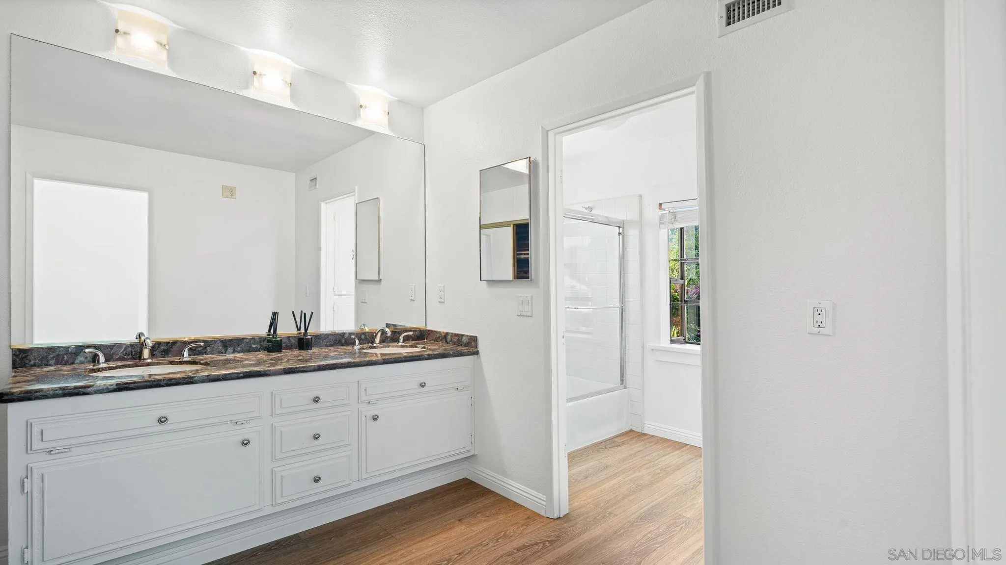 https://cdn.realtyfeed.com/cdn/127/260012543/88d4f5a44457526f086b7fe178c6a11a.webp