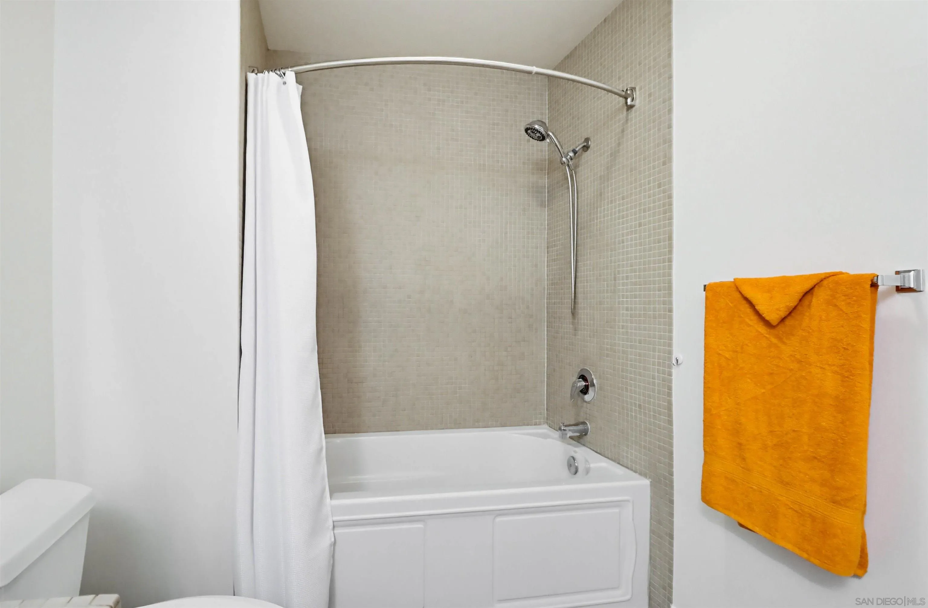 Photo #8: 260012566 Listing: Photo #8