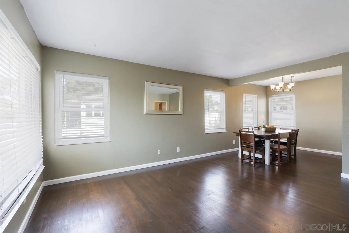 https://cdn.realtyfeed.com/cdn/127/260012568/04a39d7ce883232055394fe0d57ab9c9.webp
