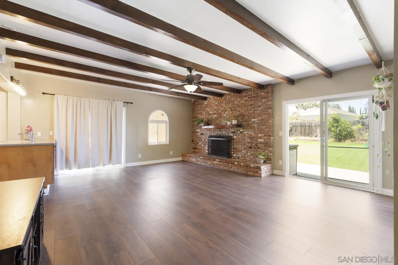 https://cdn.realtyfeed.com/cdn/127/260012568/617b1cbcc5c6af1e7c24c44b4ca3be3f.webp