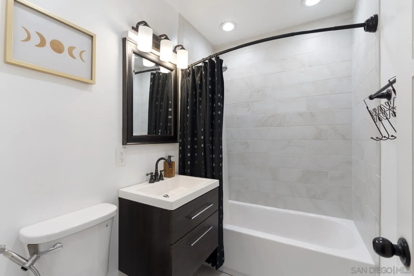 https://cdn.realtyfeed.com/cdn/127/260012568/886f68e7dfb3d1308b1e183c9e718132.webp